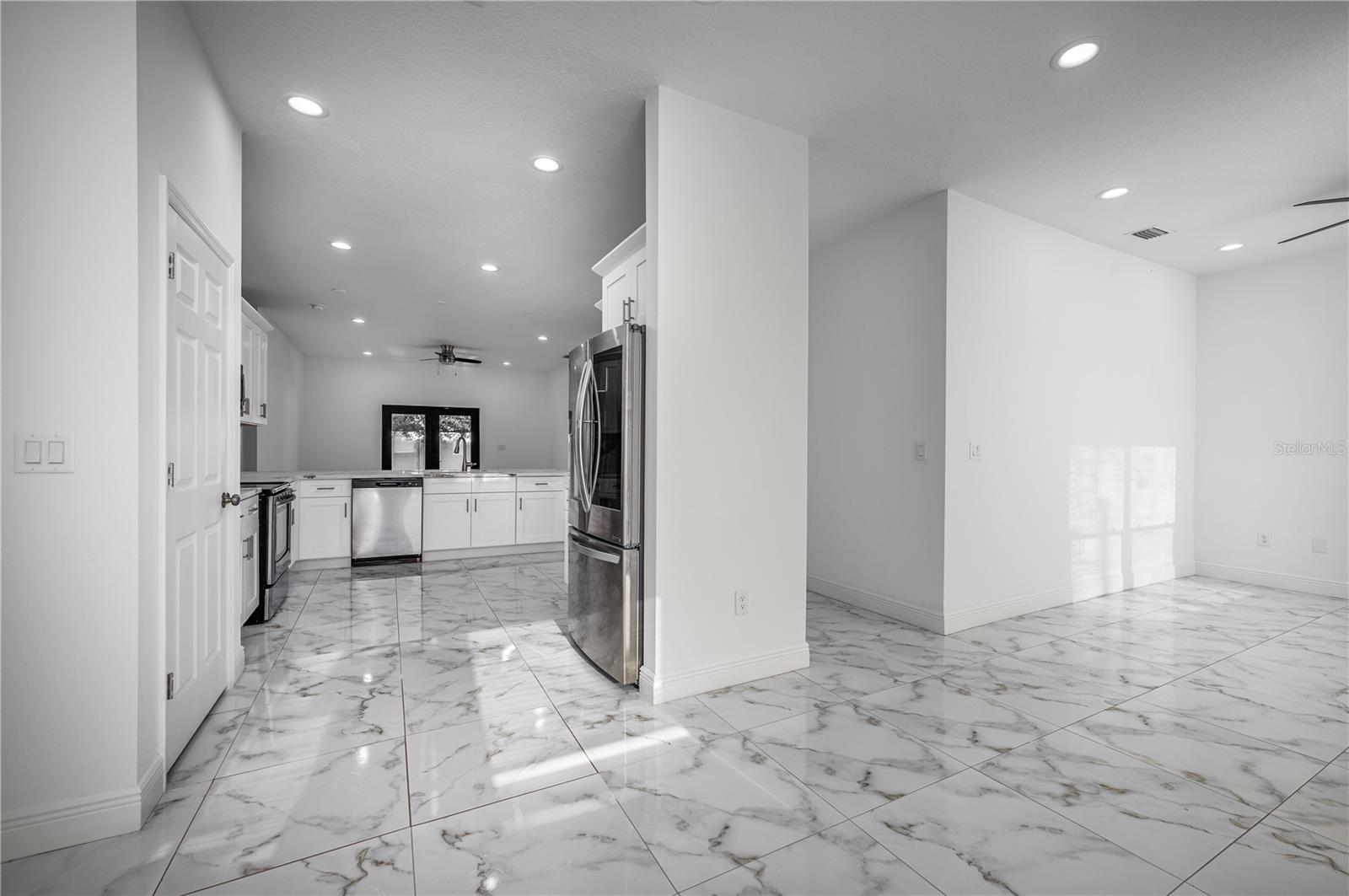 Listing photo id 5 for 3724 Whittier Street