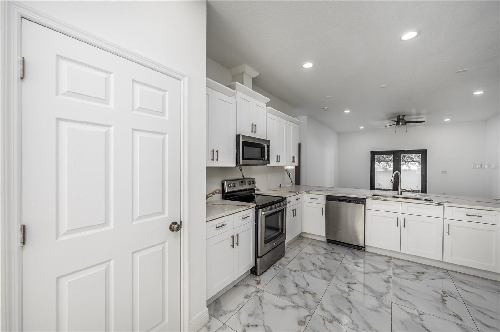 Listing photo id 6 for 3724 Whittier Street