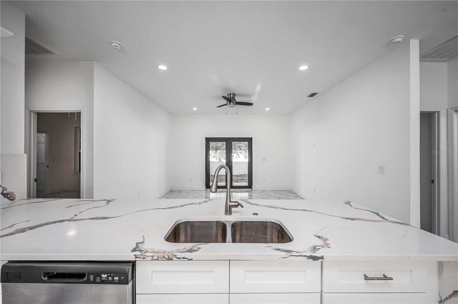 Listing photo id 7 for 3724 Whittier Street