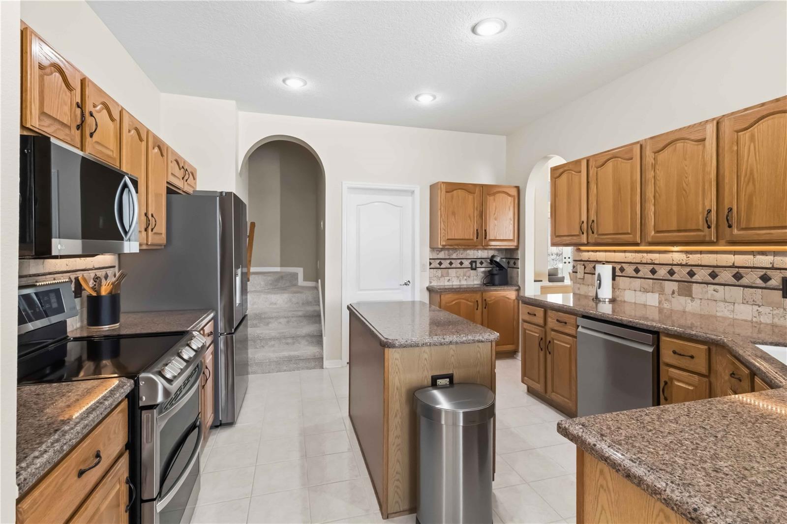 Listing photo id 12 for 19120 Mandarin Grove Place