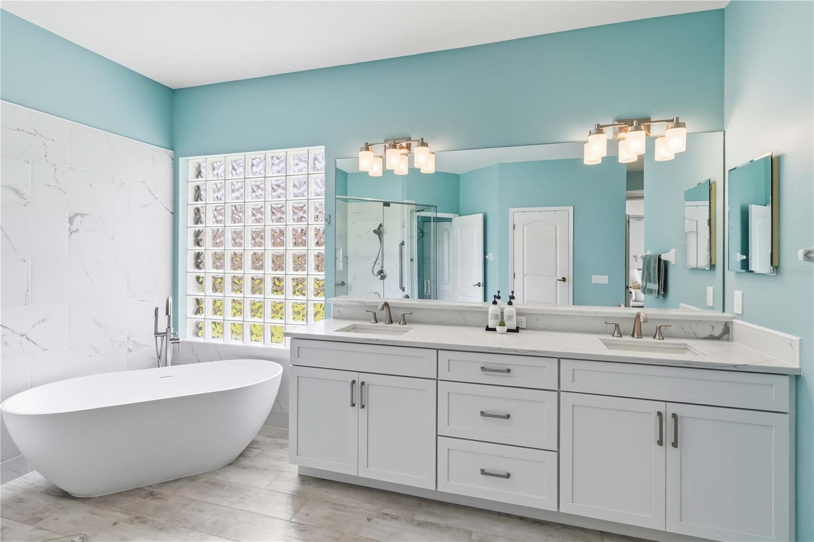 Listing photo id 18 for 19120 Mandarin Grove Place