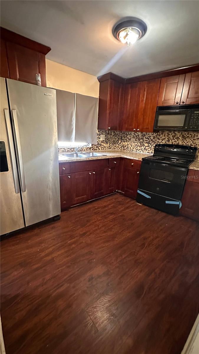 Listing photo id 3 for 2605 17th Avenue