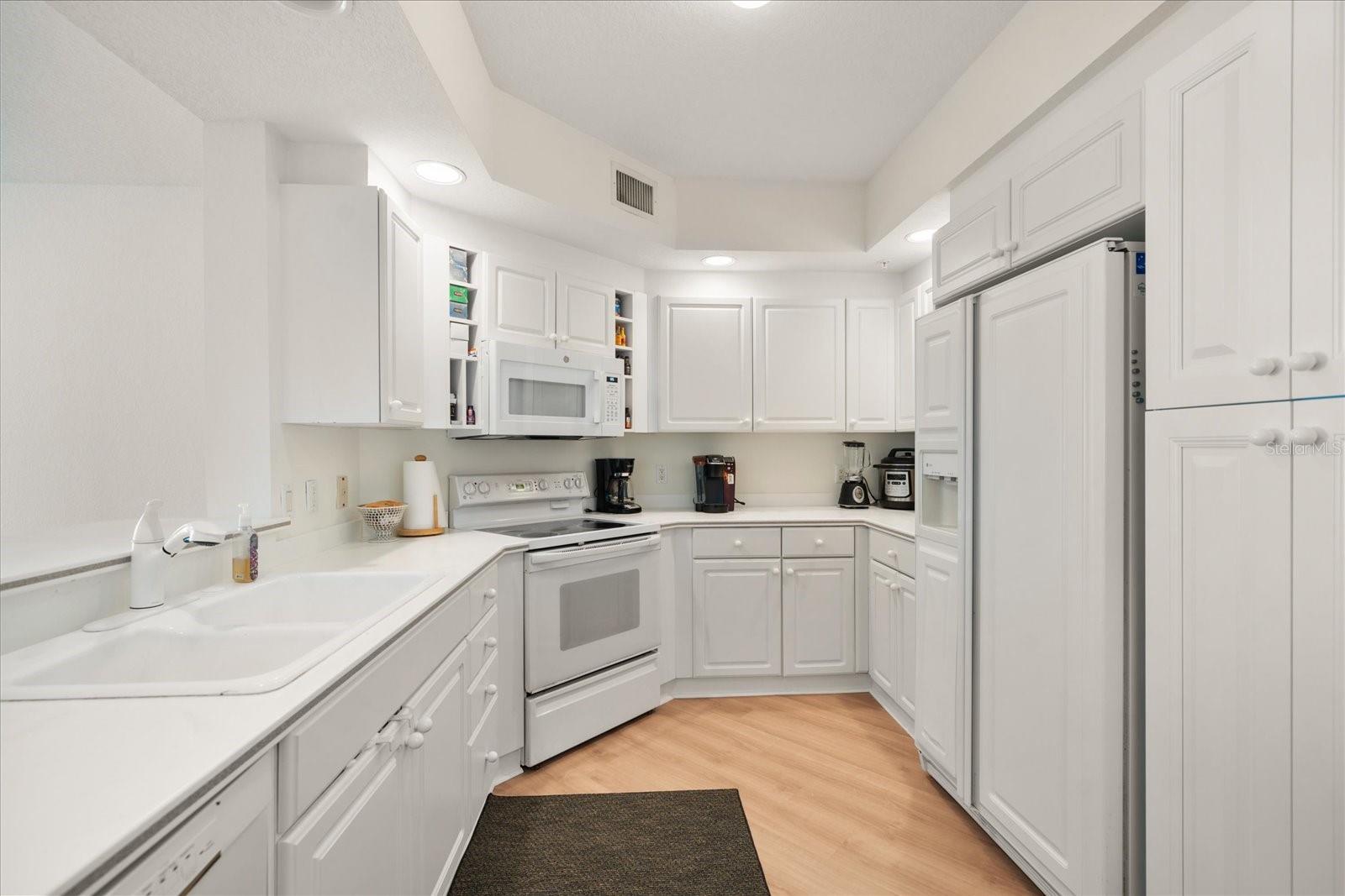 Image 13 of 31 For 1170 Gulf Boulevard 1203