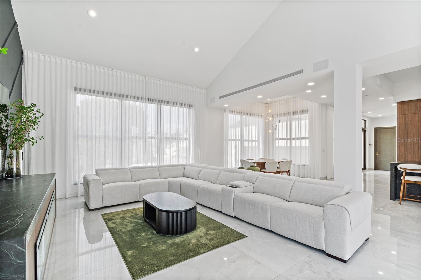 Image 11 of 59 For 585 Dolphin Avenue Se