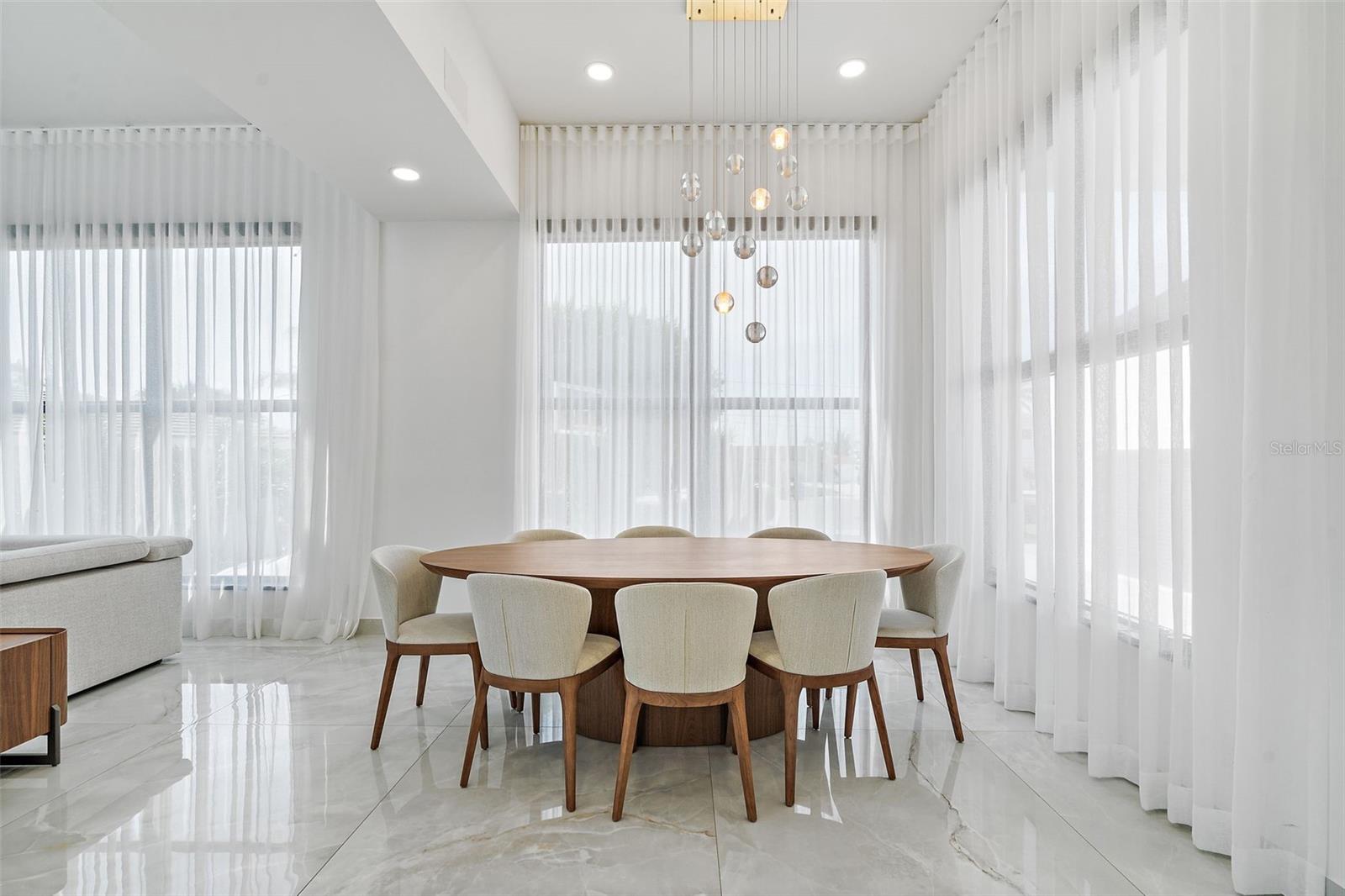 Image 12 of 59 For 585 Dolphin Avenue Se