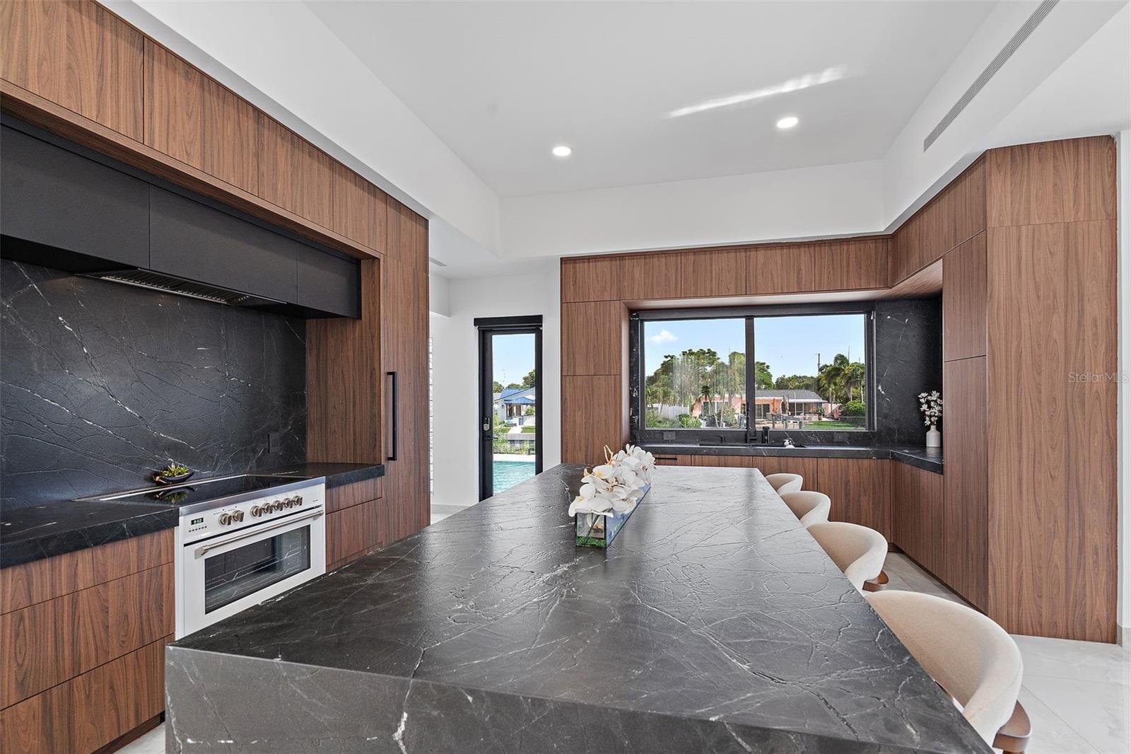 Image 14 of 59 For 585 Dolphin Avenue Se