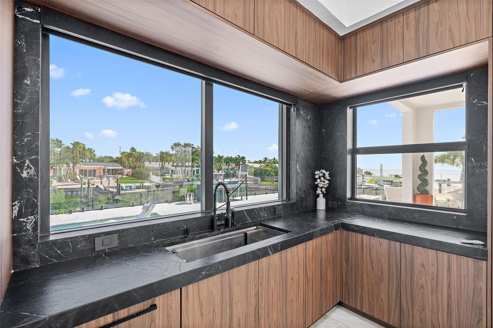 Image 15 of 59 For 585 Dolphin Avenue Se