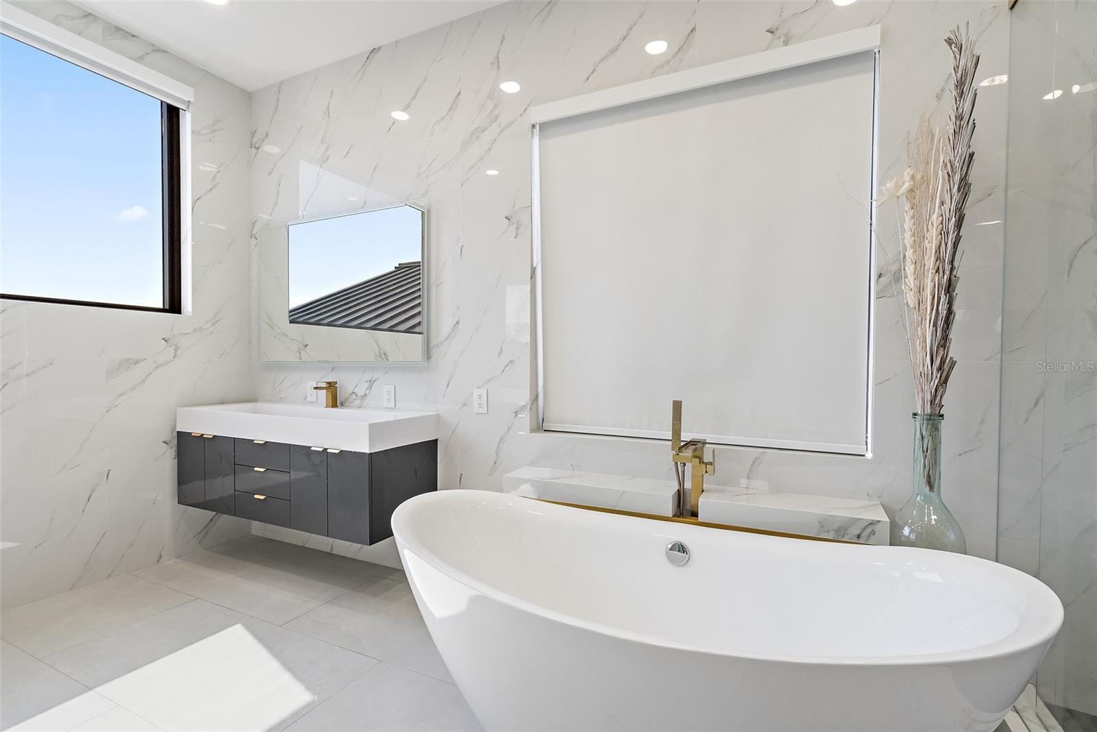 Image 24 of 59 For 585 Dolphin Avenue Se