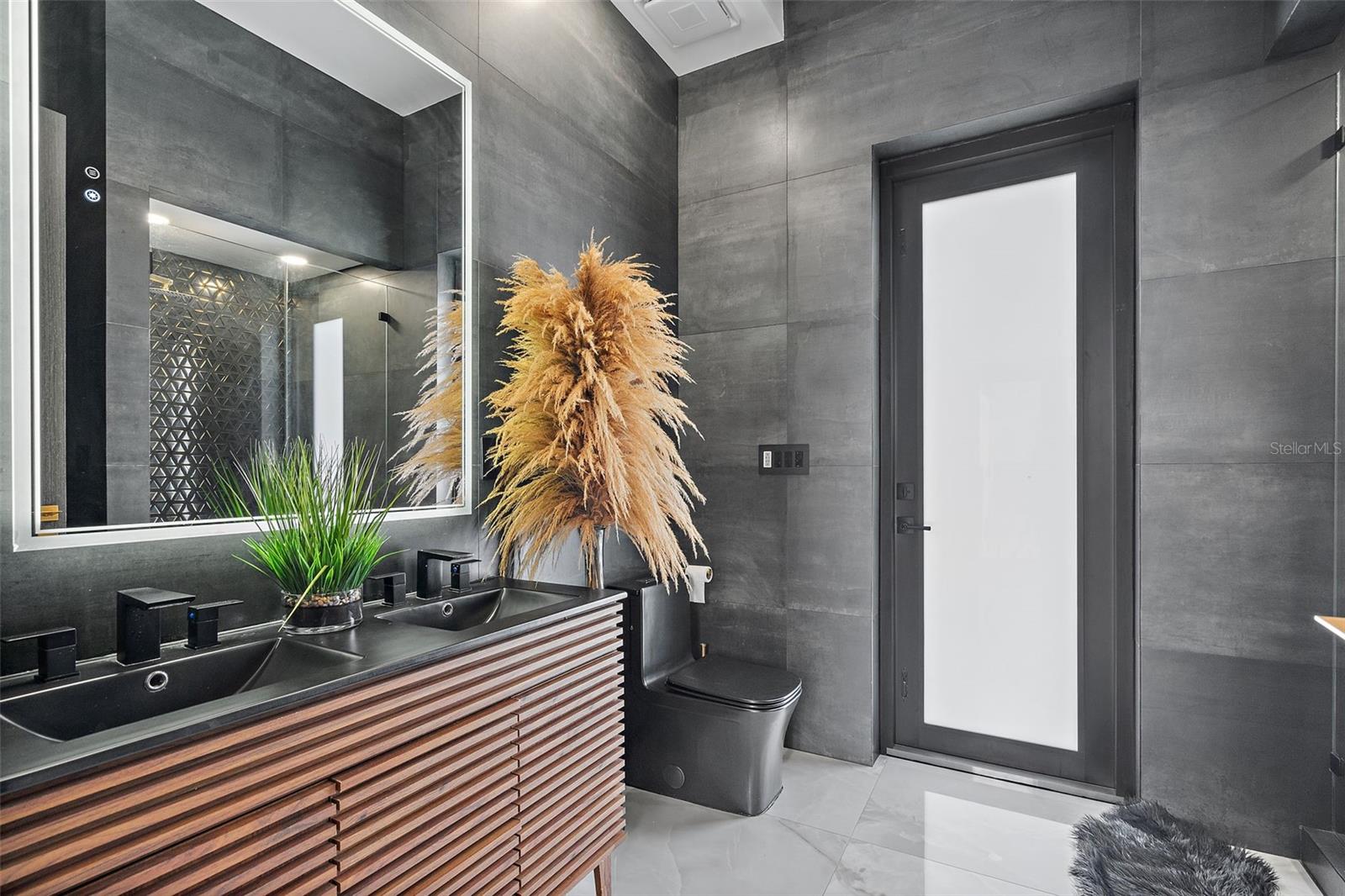 Image 28 of 59 For 585 Dolphin Avenue Se