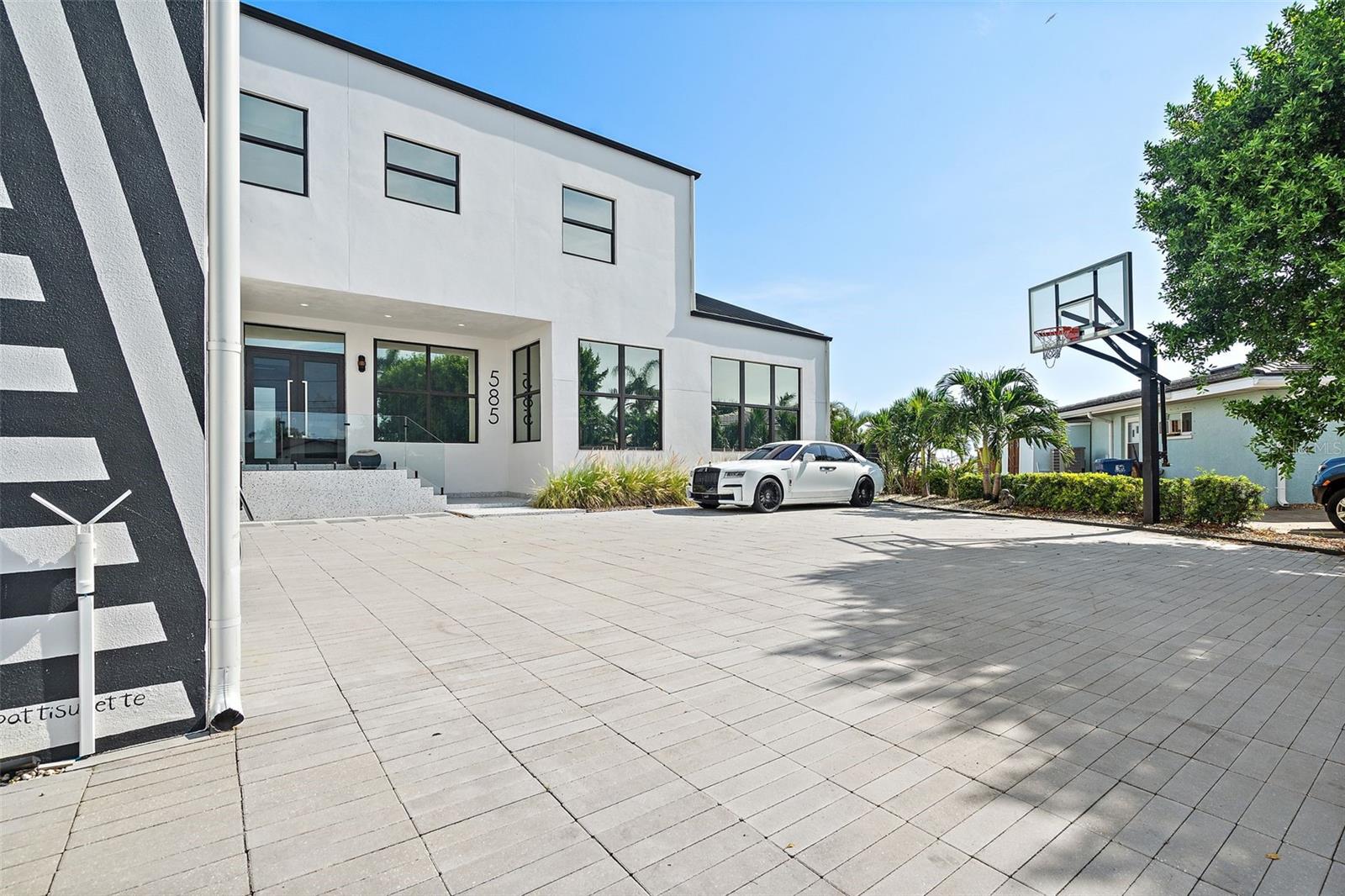 Image 3 of 59 For 585 Dolphin Avenue Se