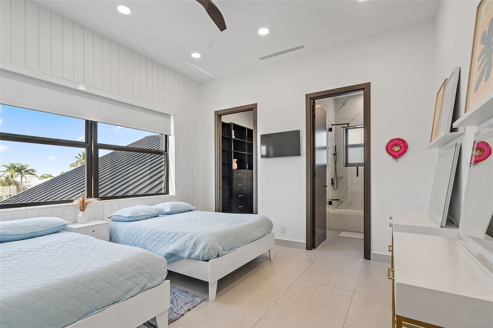 Image 34 of 59 For 585 Dolphin Avenue Se