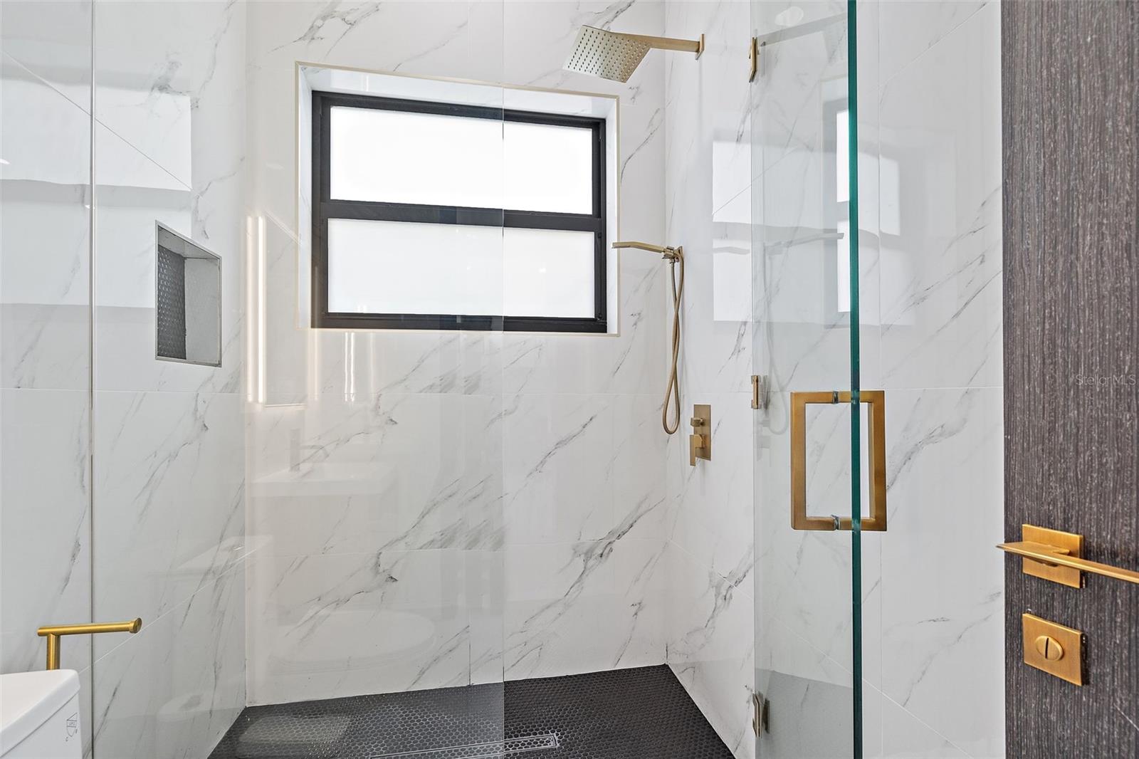 Image 35 of 59 For 585 Dolphin Avenue Se