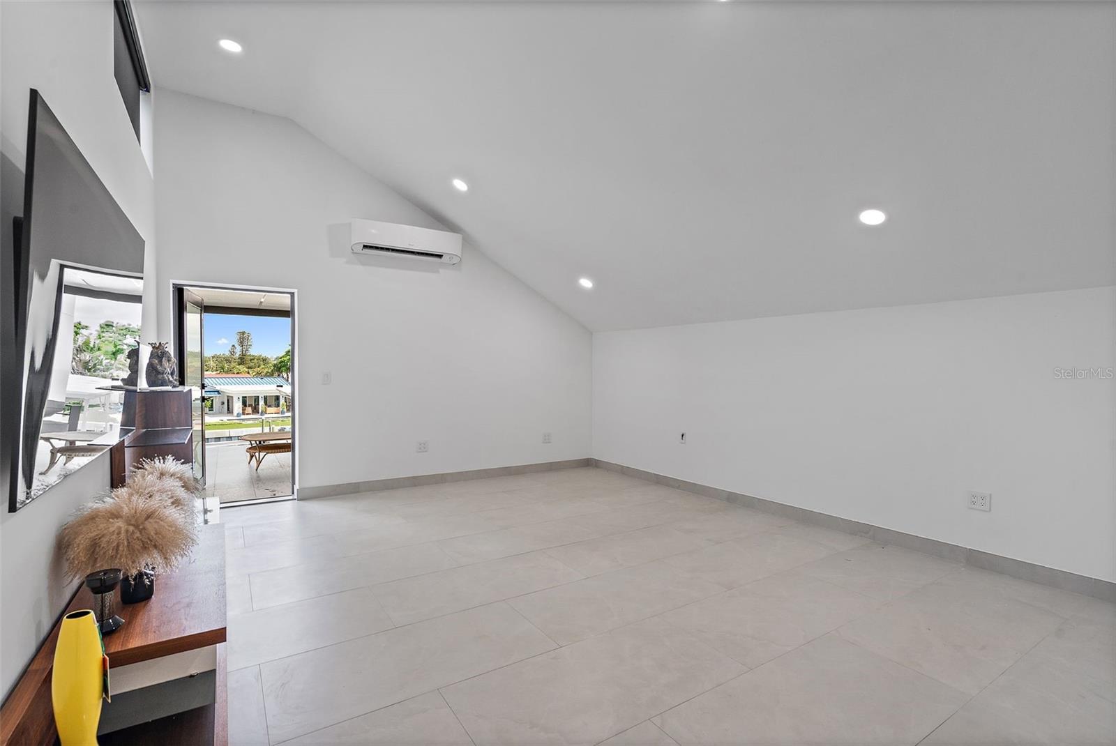 Image 42 of 59 For 585 Dolphin Avenue Se