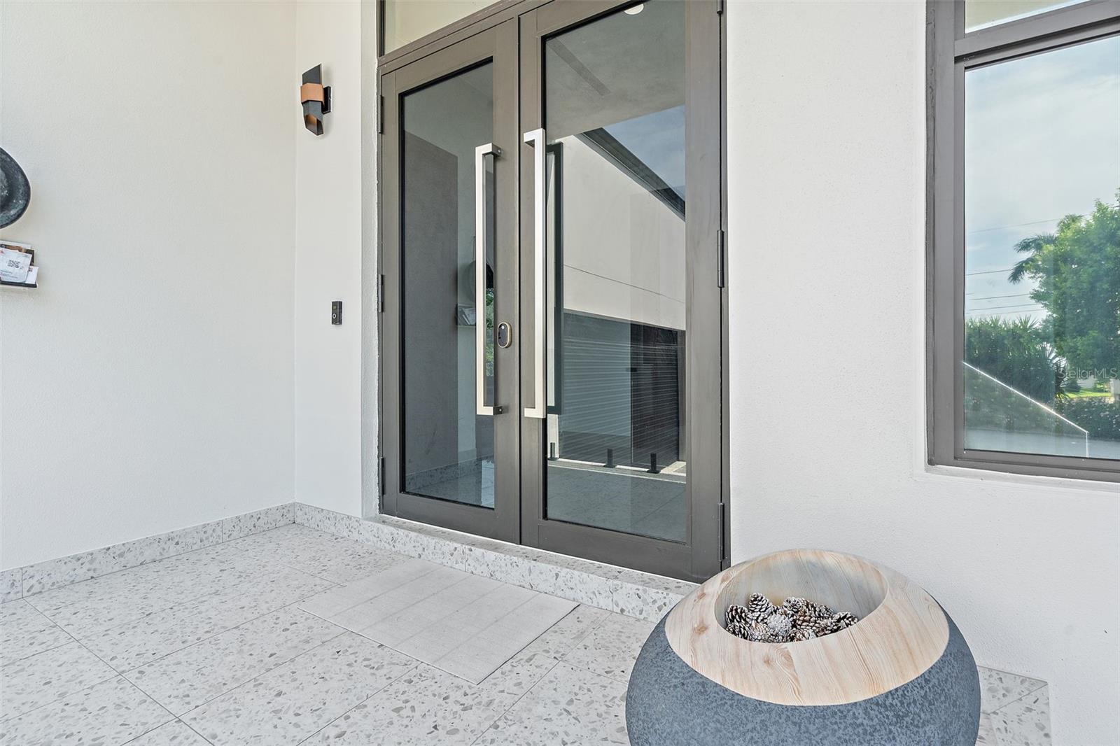 Image 5 of 59 For 585 Dolphin Avenue Se