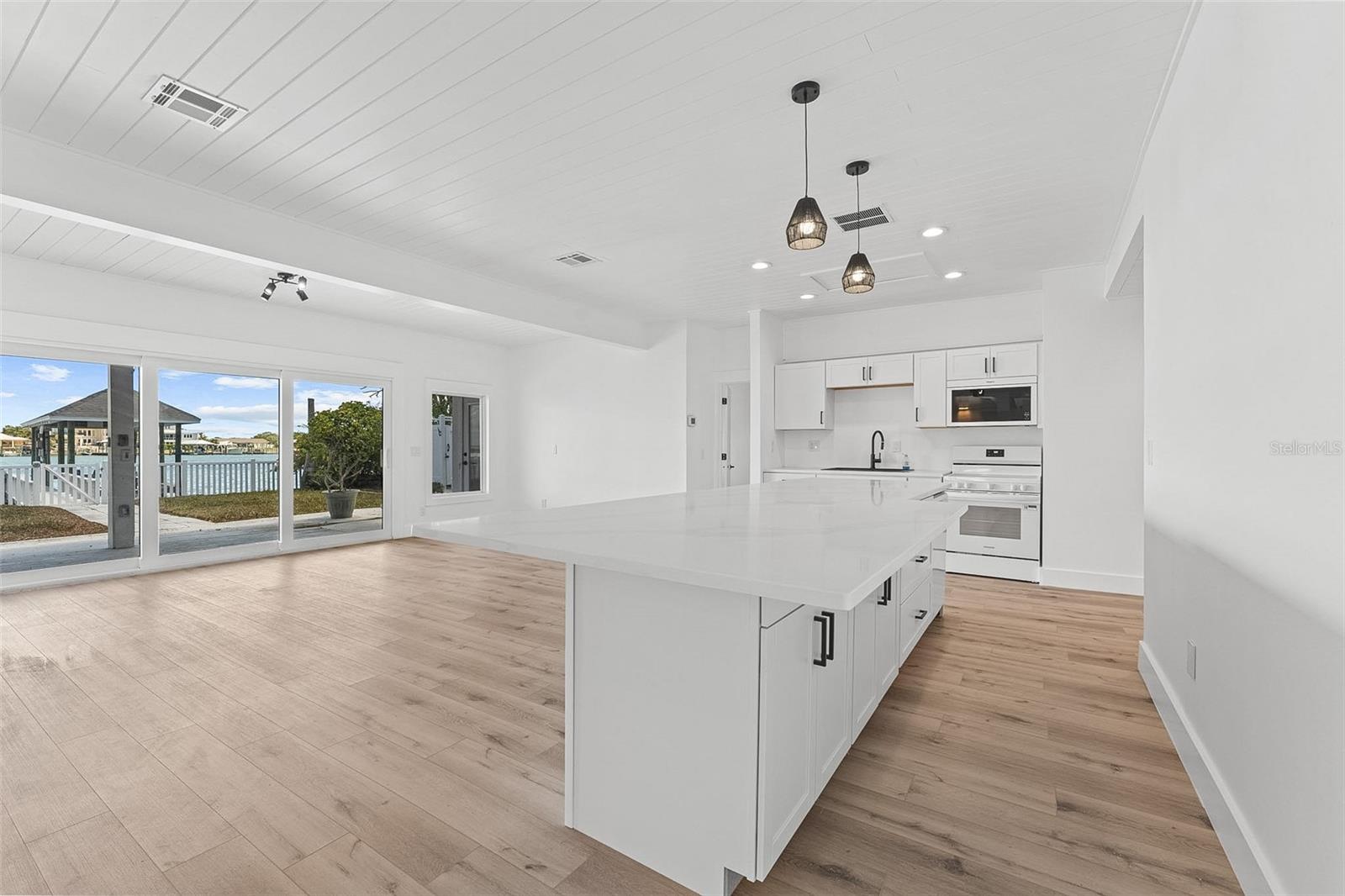 Image 4 of 16 For 845 Bay Esplanade