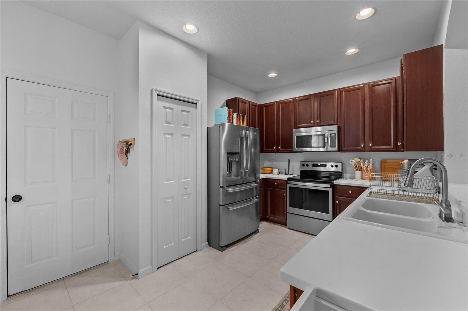 Image 17 of 34 For 9410 Georgian Park Lane 105