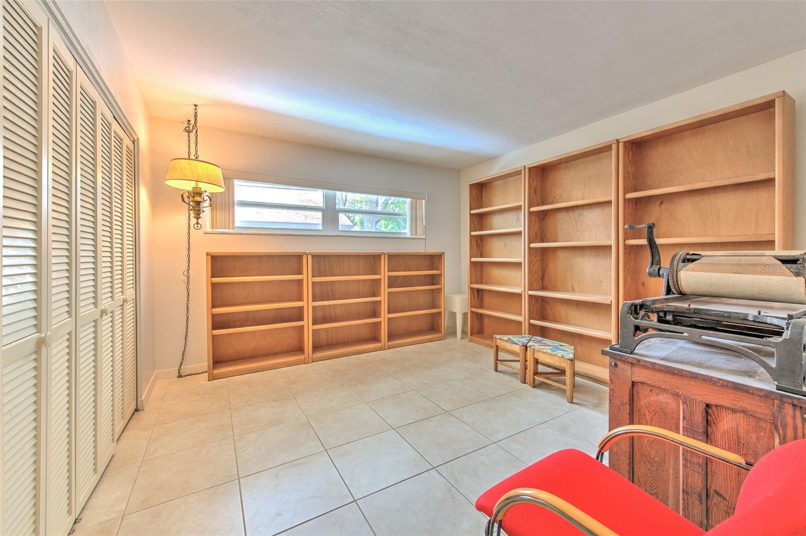 Listing photo id 37 for 7102 Mandy Lane