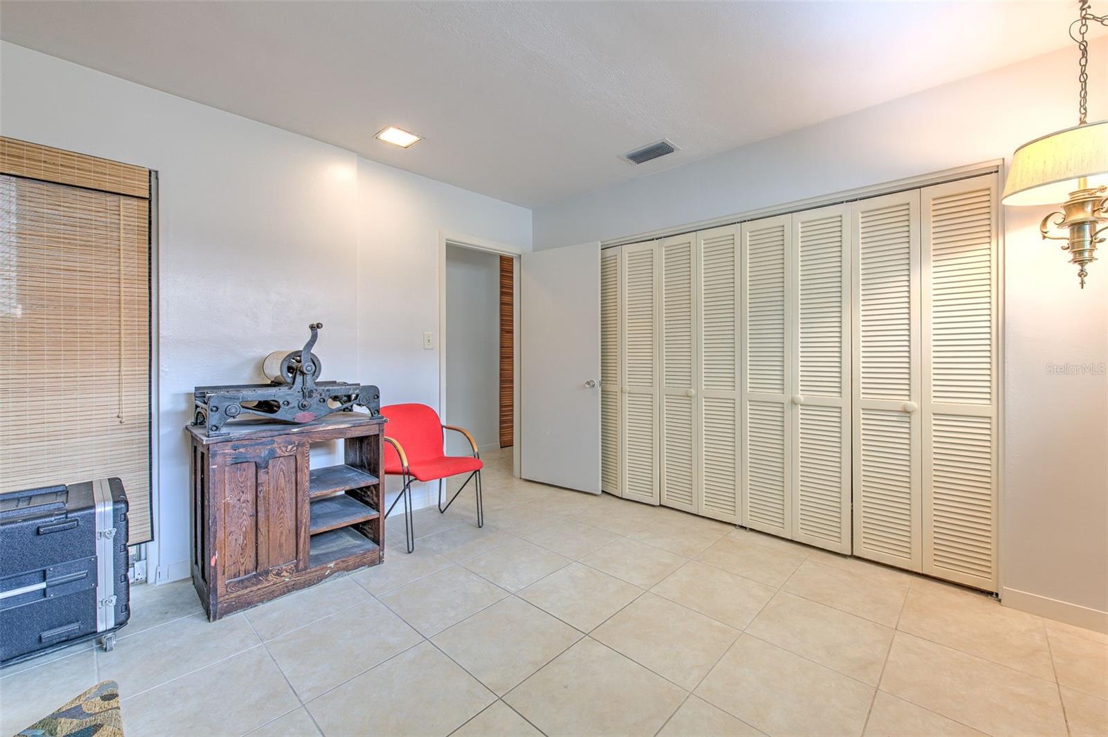 Listing photo id 38 for 7102 Mandy Lane