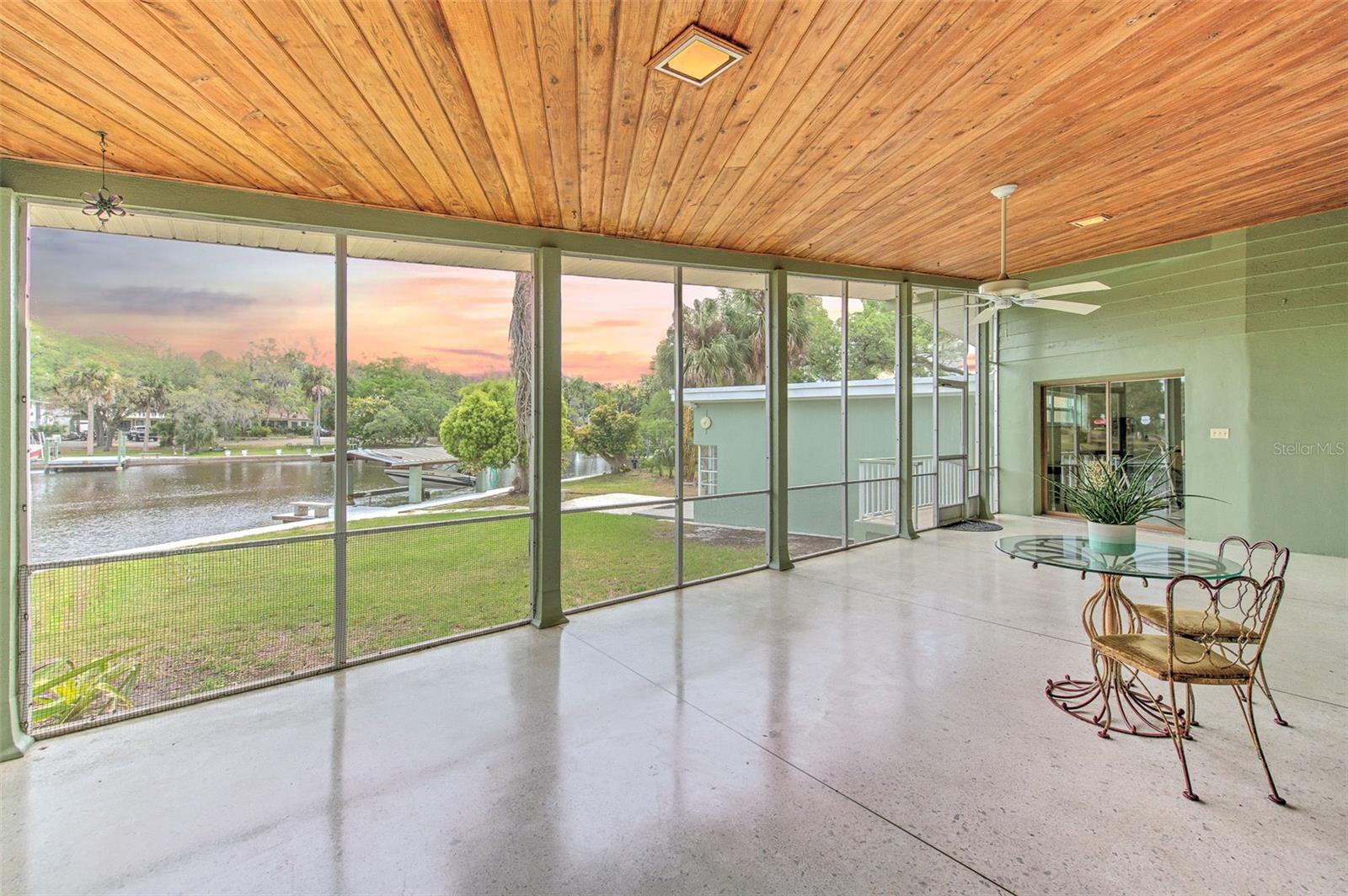 Listing photo id 3 for 7102 Mandy Lane