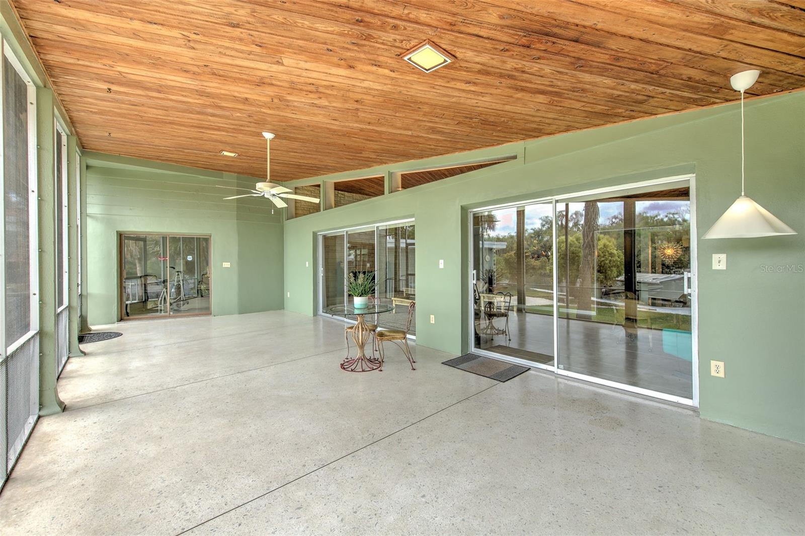 Listing photo id 48 for 7102 Mandy Lane