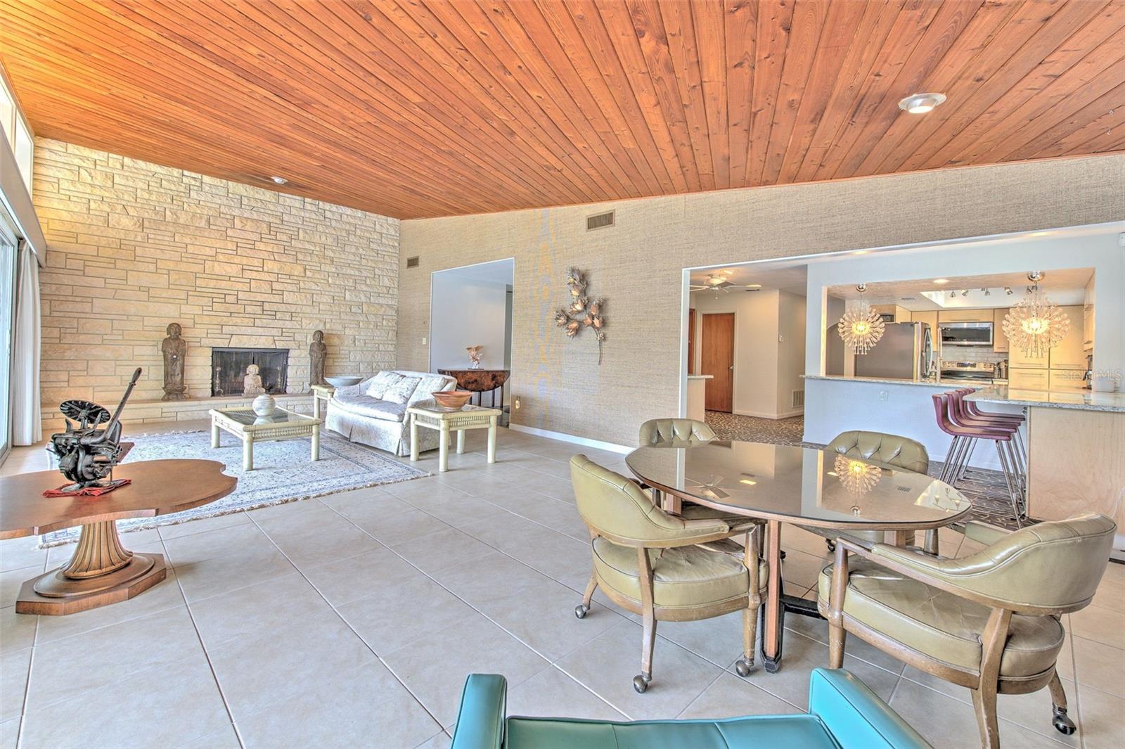 Listing photo id 7 for 7102 Mandy Lane