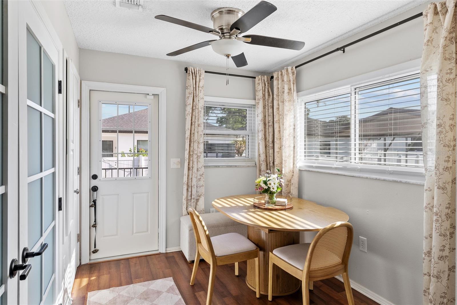 Listing photo id 12 for 3323 Pine Street