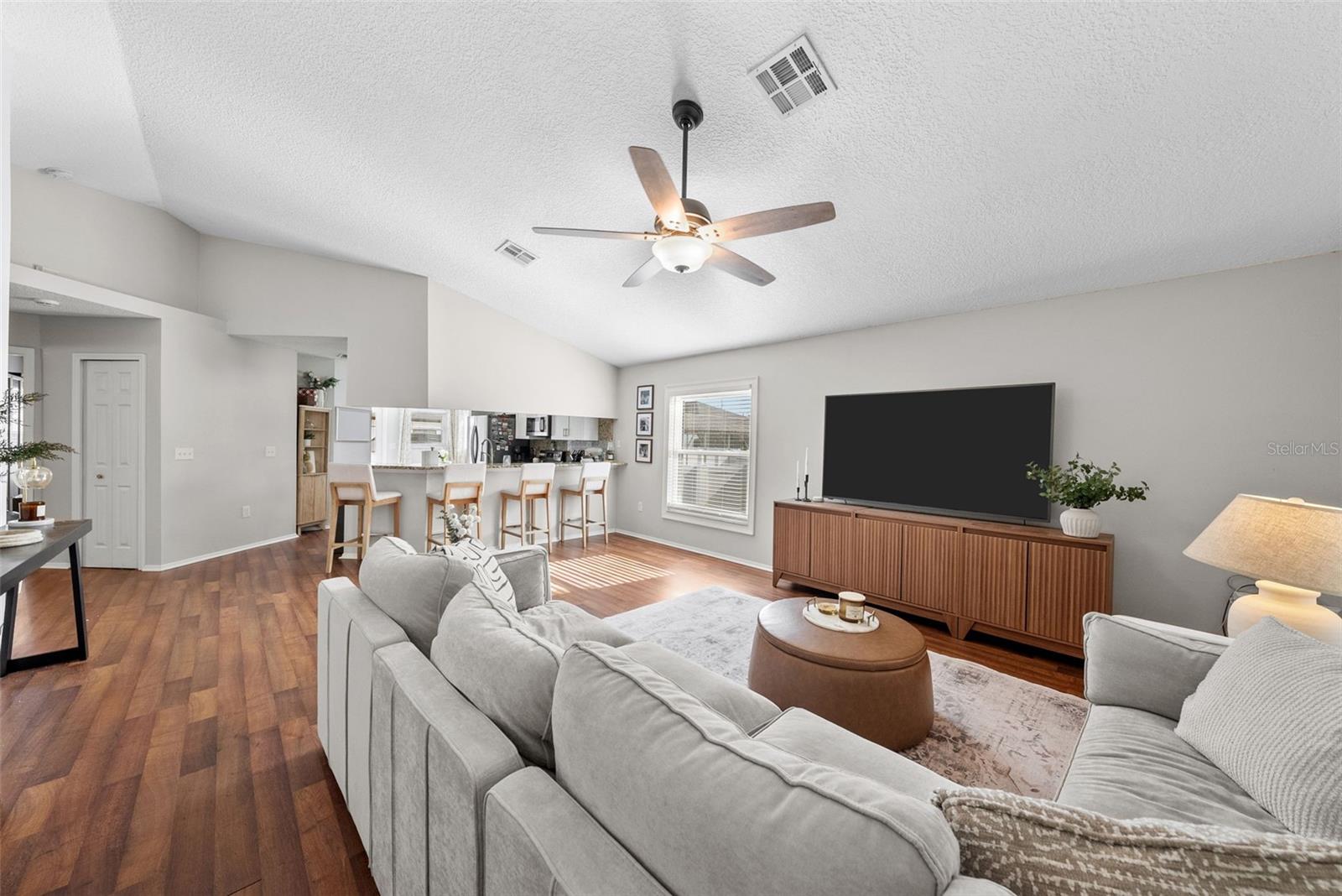 Listing photo id 0 for 3323 Pine Street