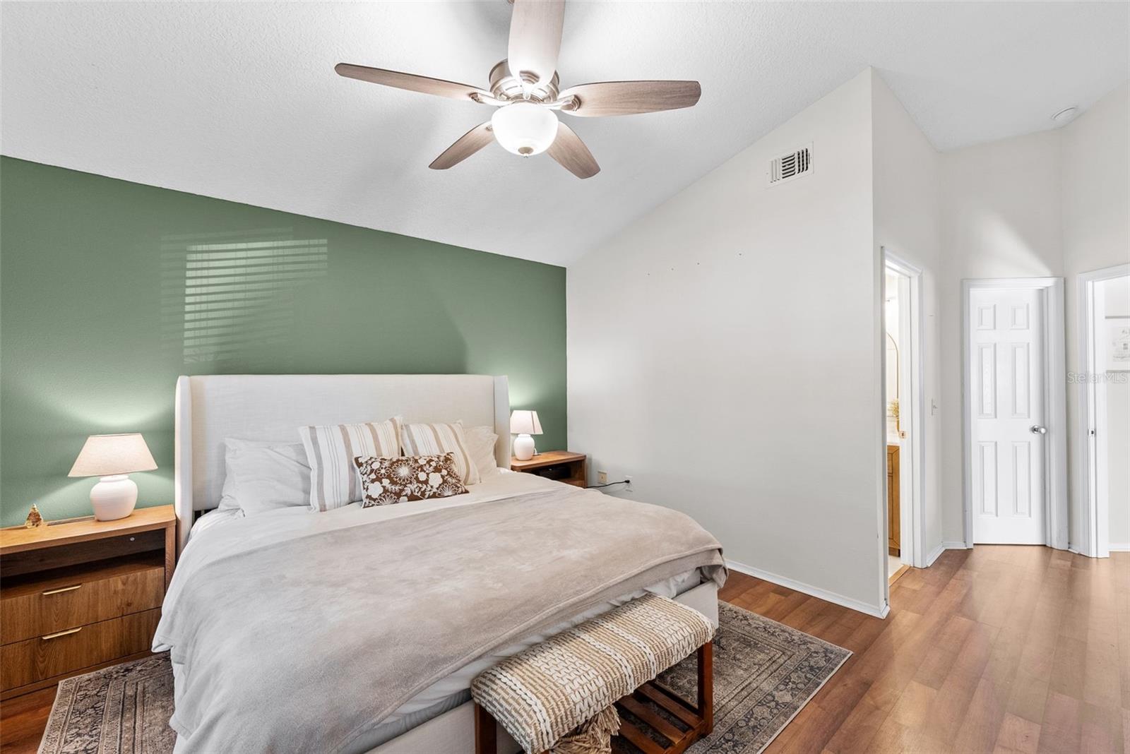 Listing photo id 1 for 3323 Pine Street