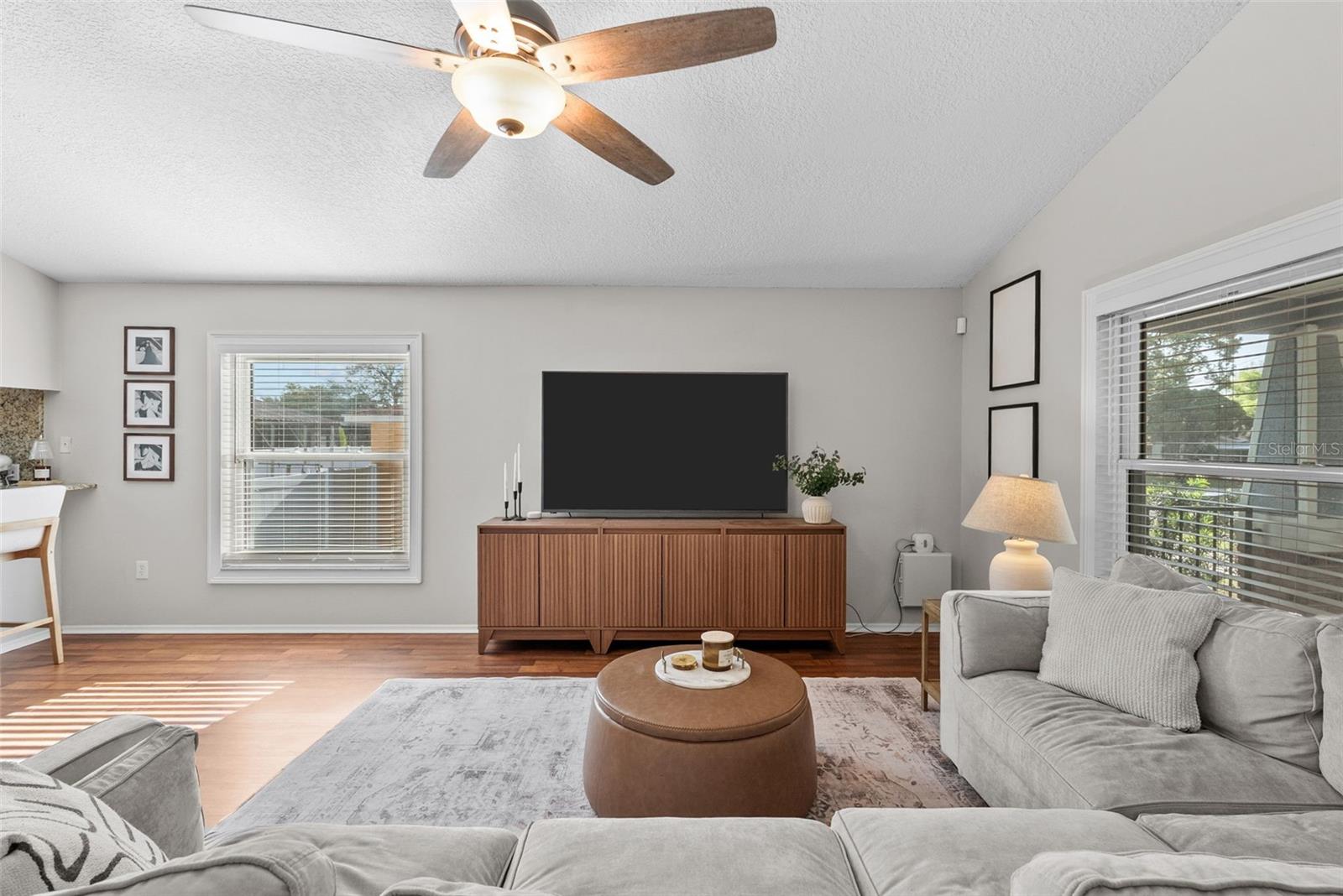 Listing photo id 4 for 3323 Pine Street