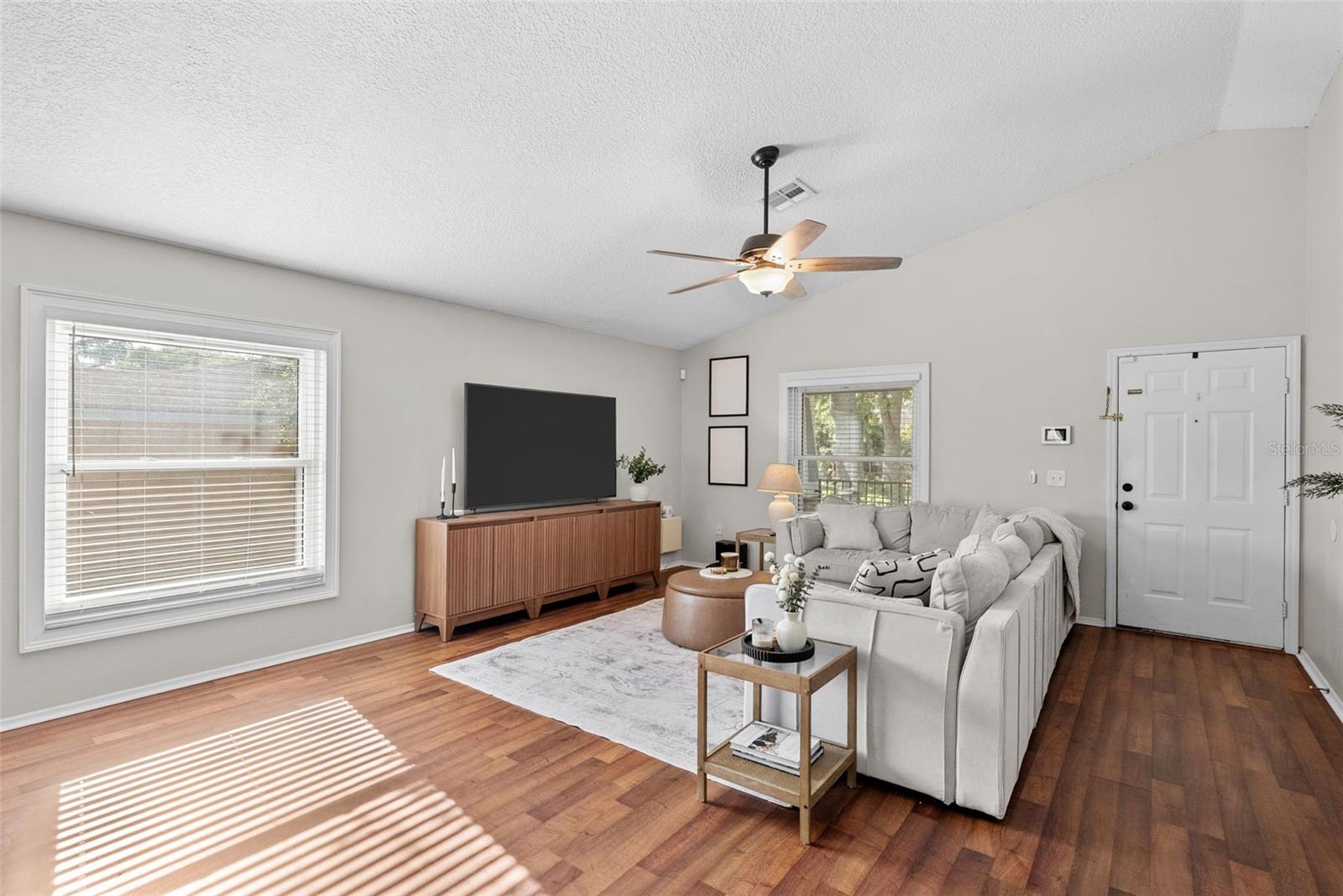 Listing photo id 5 for 3323 Pine Street