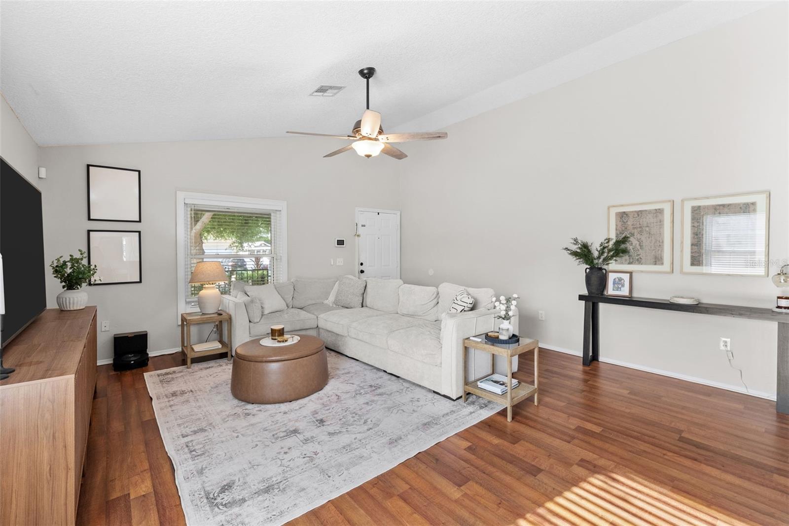 Listing photo id 7 for 3323 Pine Street