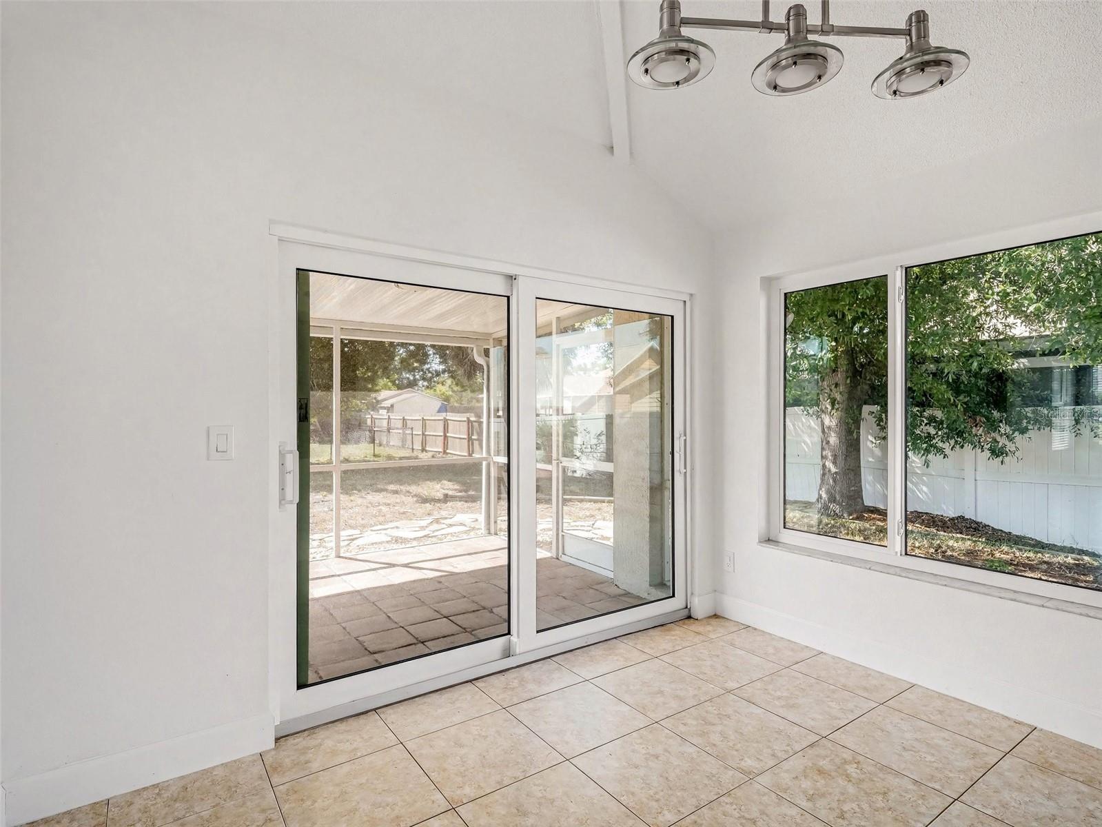 Image 11 of 40 For 822 Diane Circle