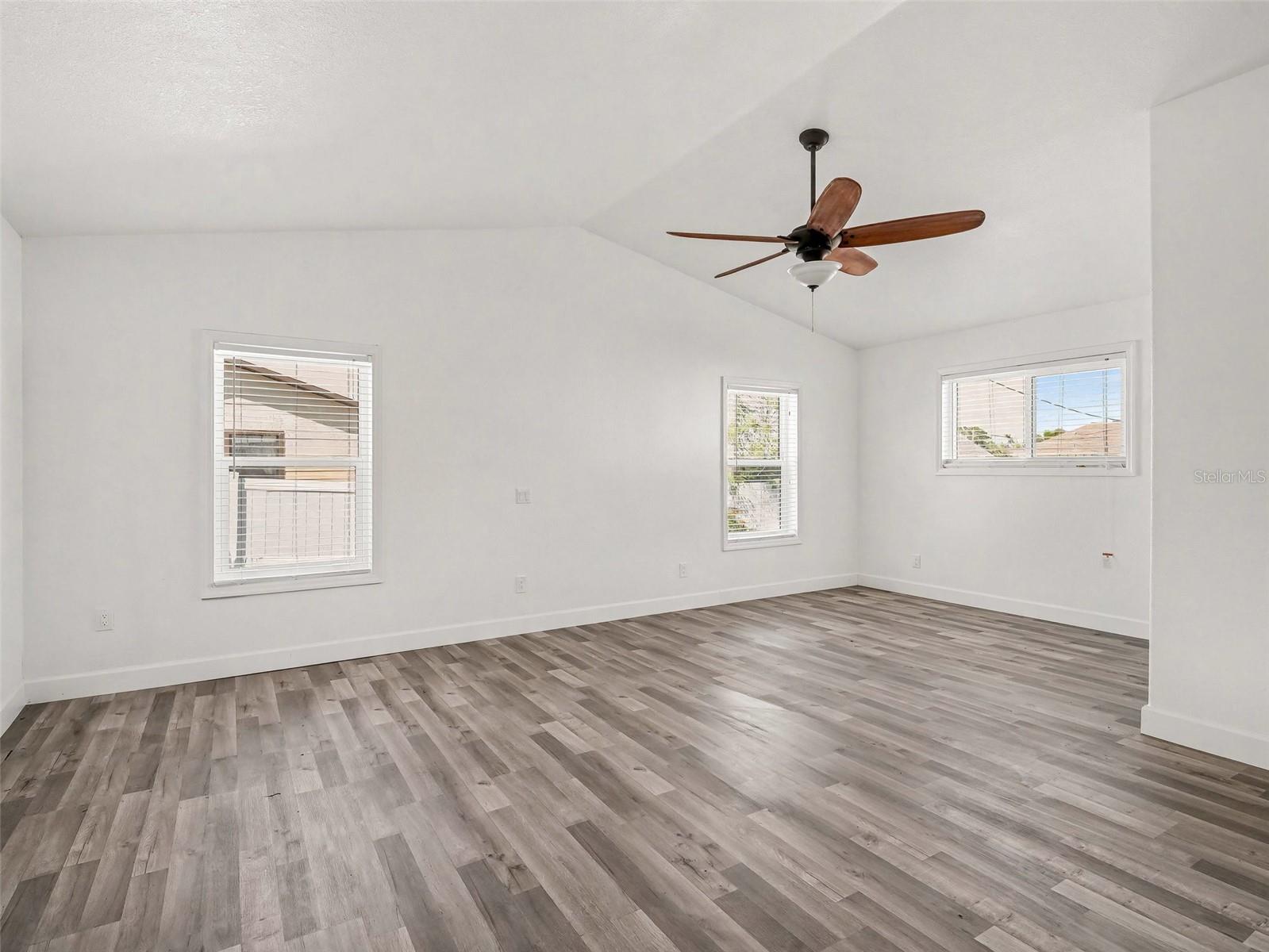 Image 19 of 40 For 822 Diane Circle