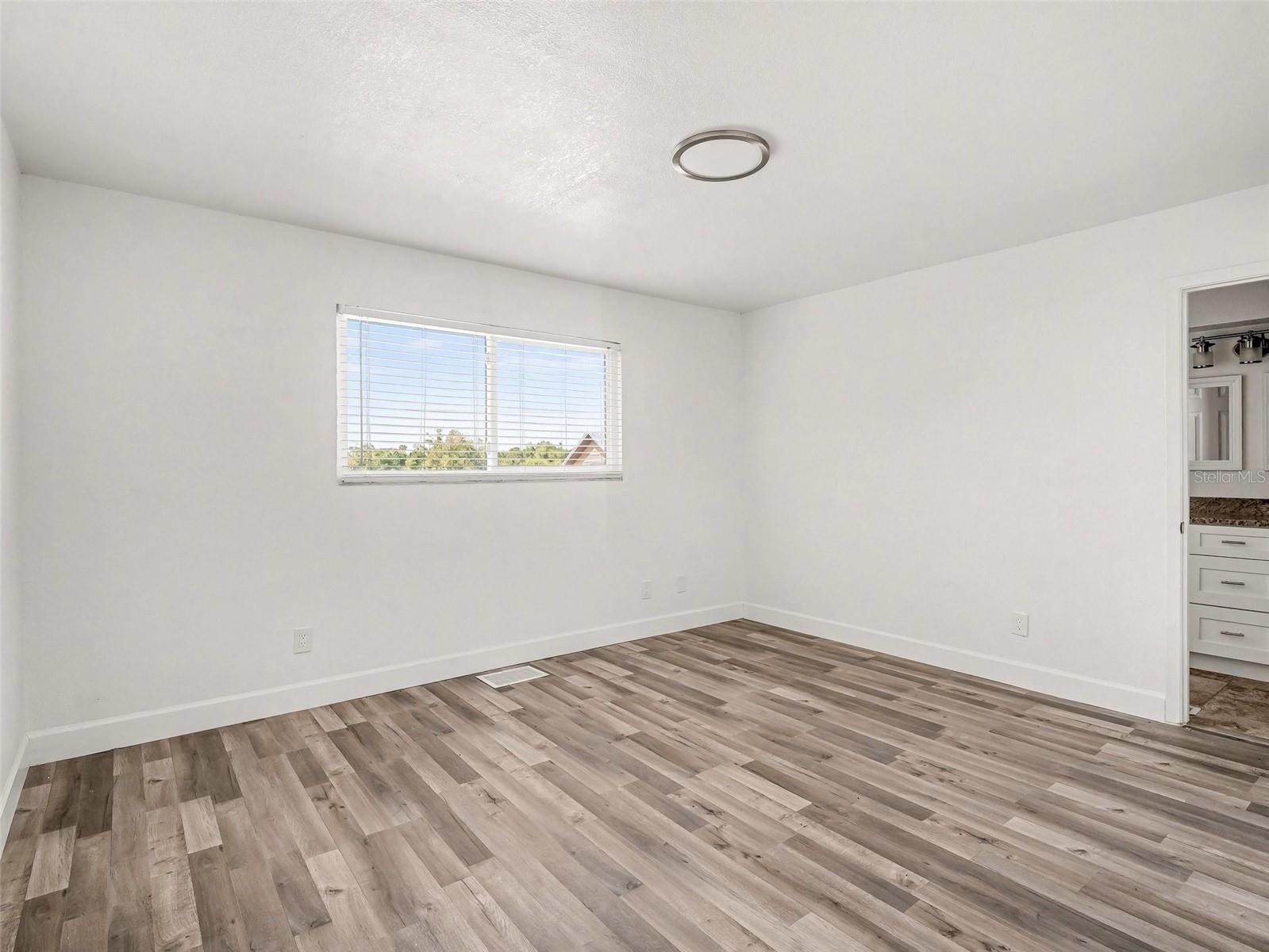 Image 24 of 40 For 822 Diane Circle