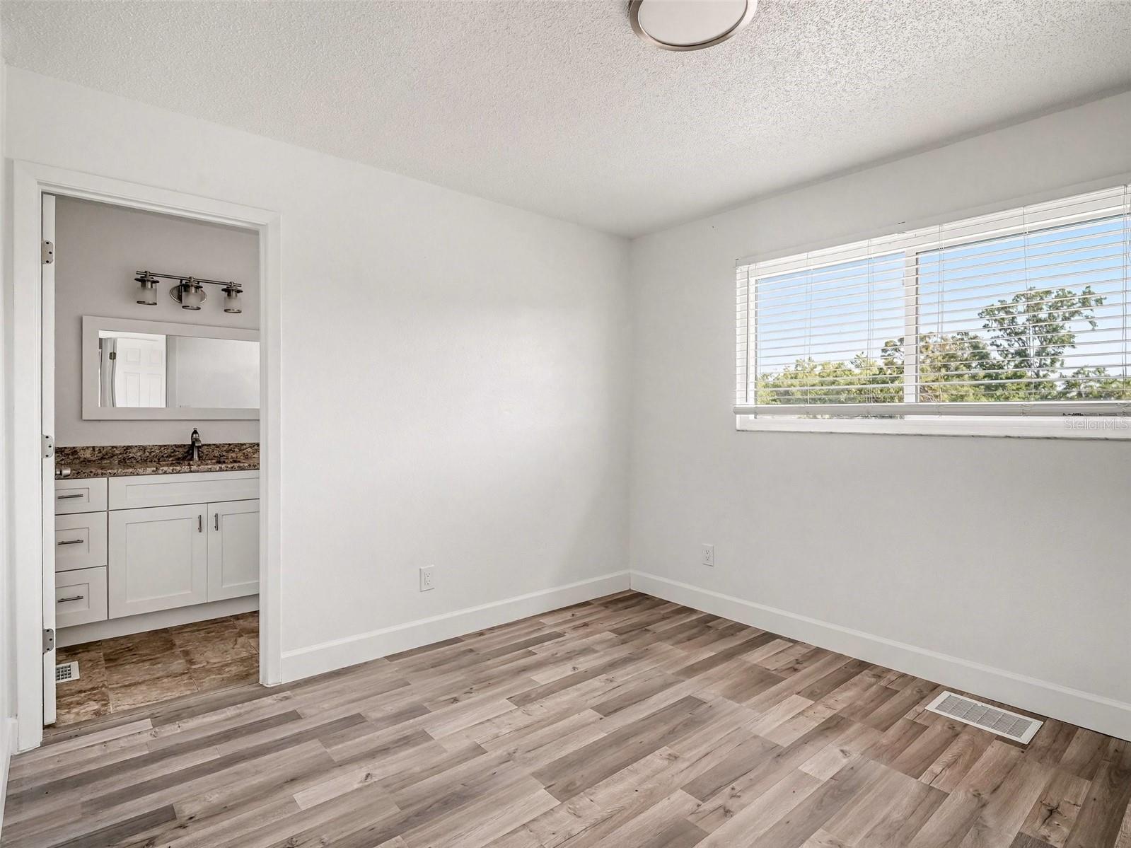 Image 25 of 40 For 822 Diane Circle