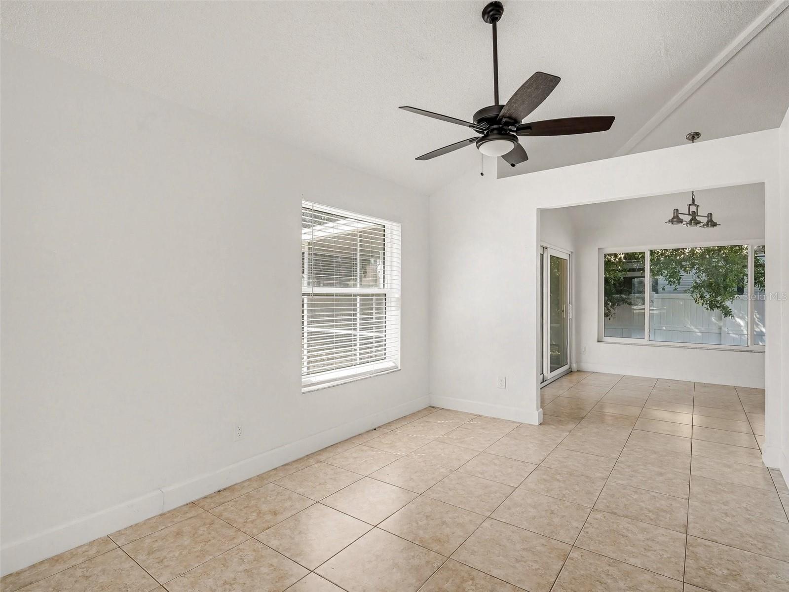 Image 33 of 40 For 822 Diane Circle