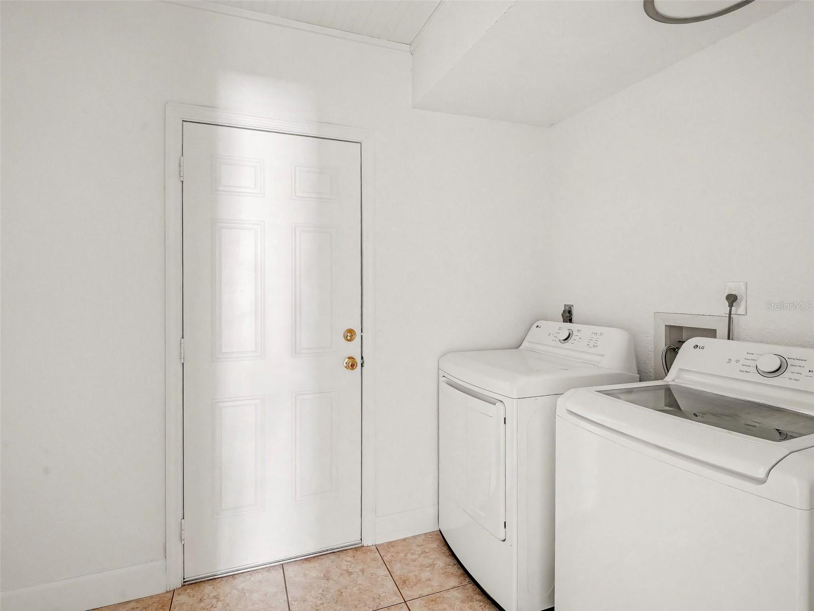 Image 34 of 40 For 822 Diane Circle