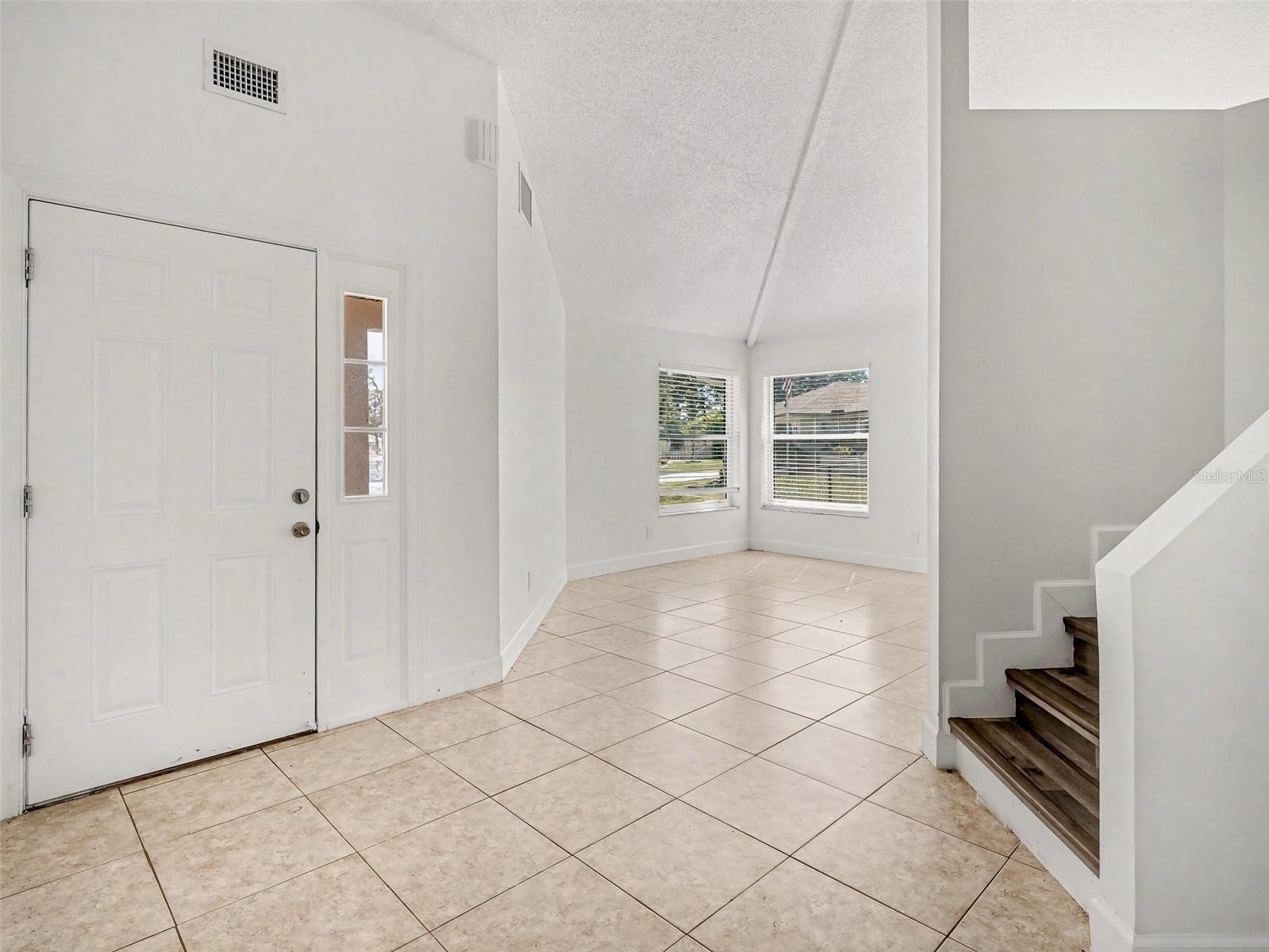 Image 5 of 40 For 822 Diane Circle