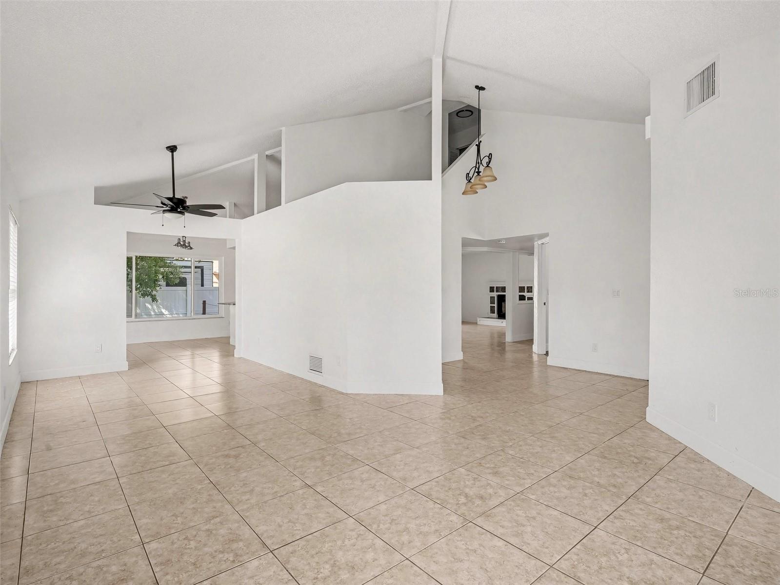 Image 6 of 40 For 822 Diane Circle