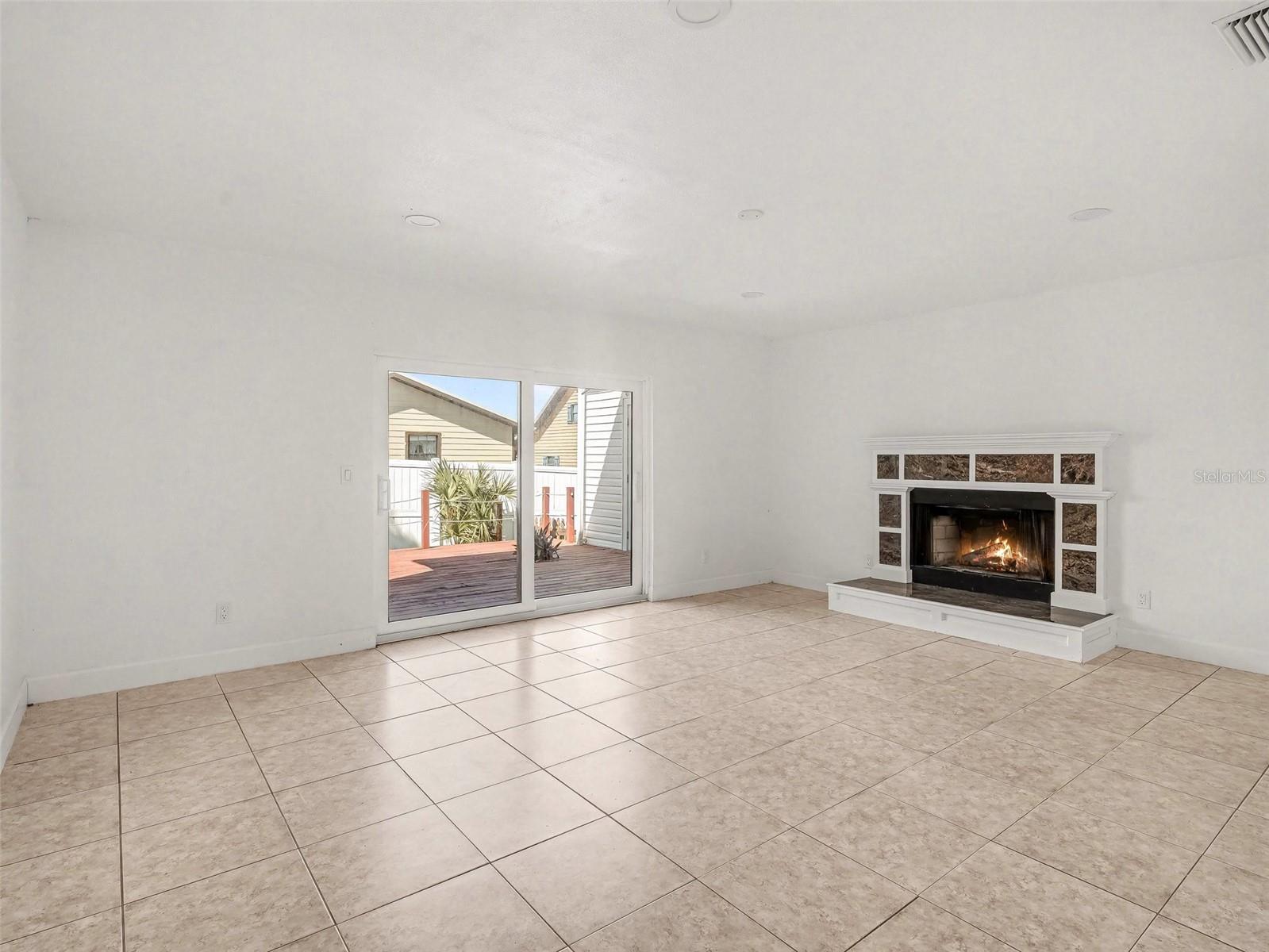 Image 8 of 40 For 822 Diane Circle