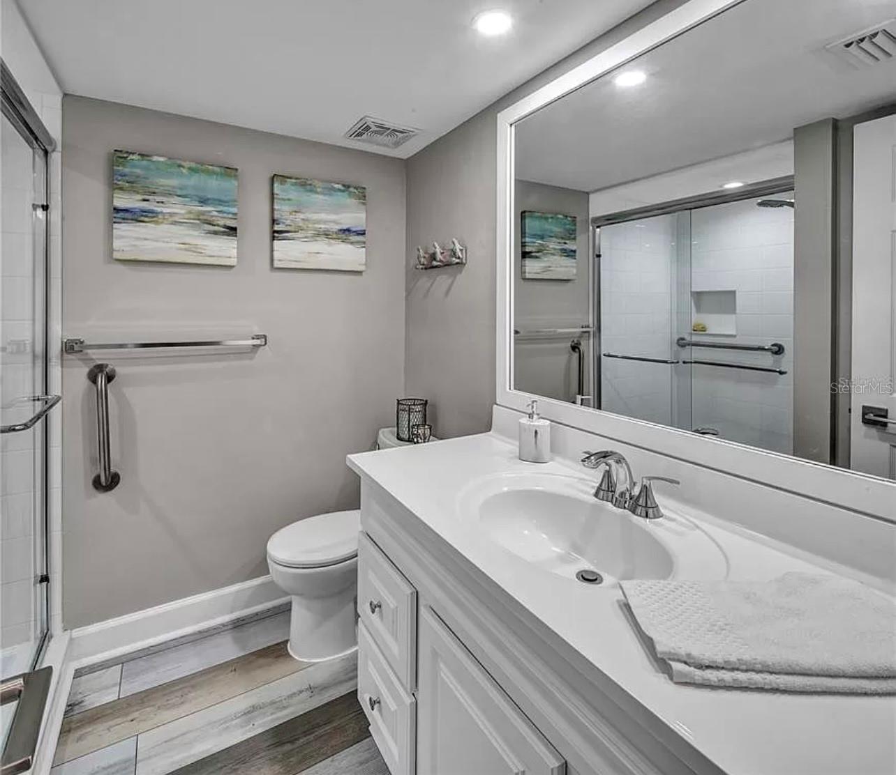 Image 20 of 32 For 661 Poinsettia Avenue 104