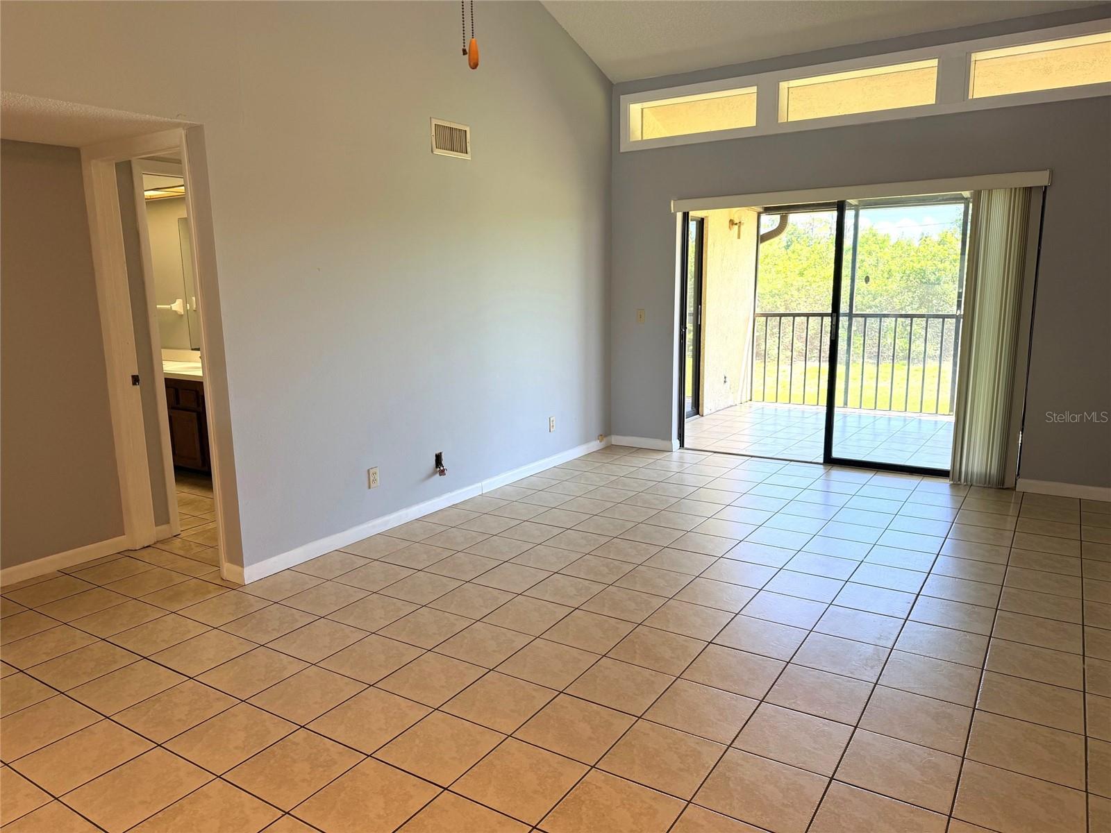 Image 2 of 30 For 260 Woodlake E #260