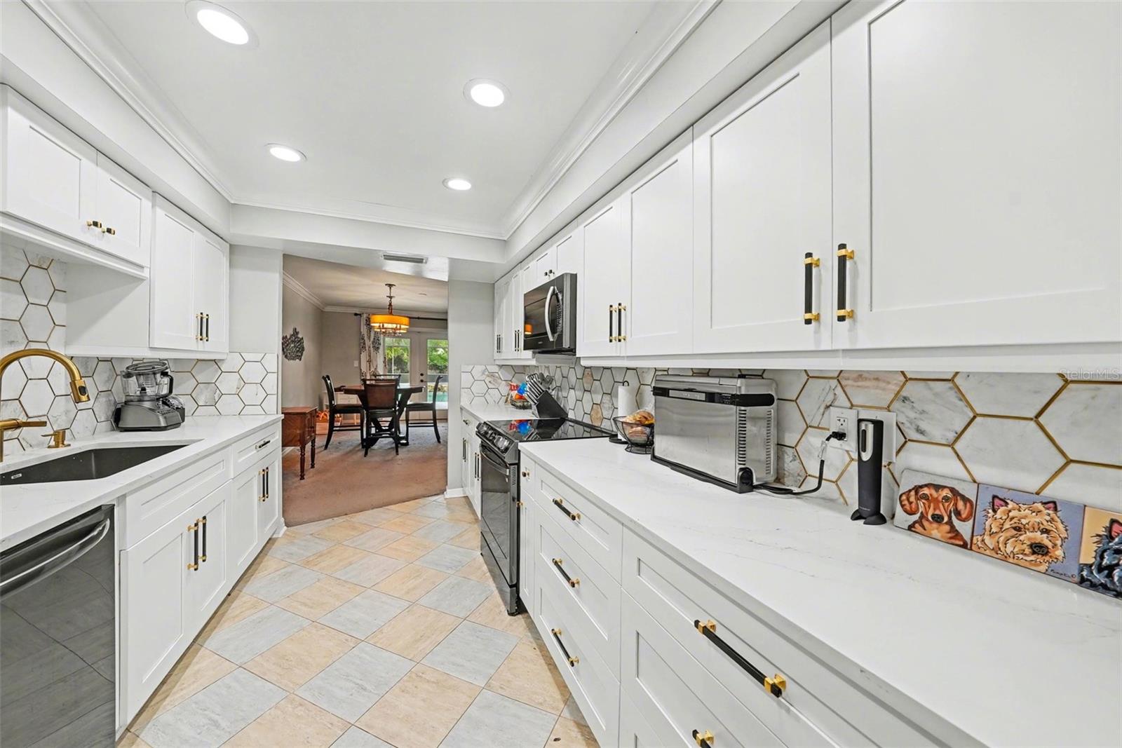 Listing photo id 12 for 1009 Morfield Lane