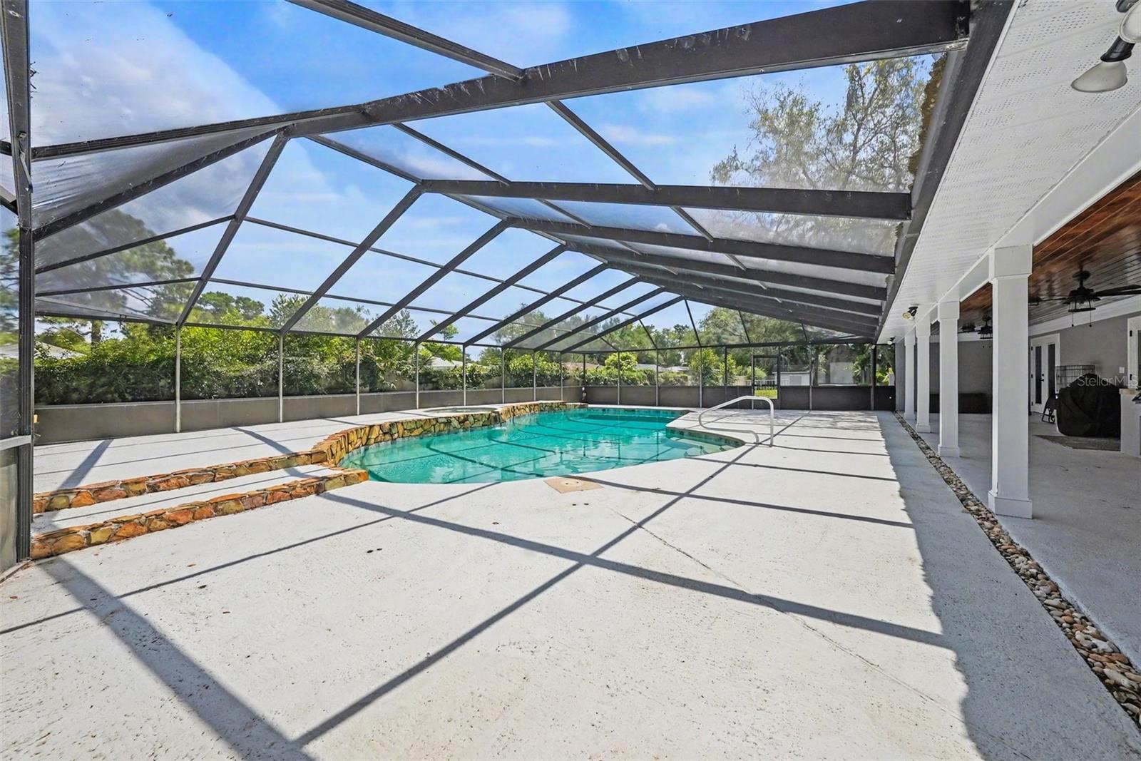 Listing photo id 23 for 1009 Morfield Lane