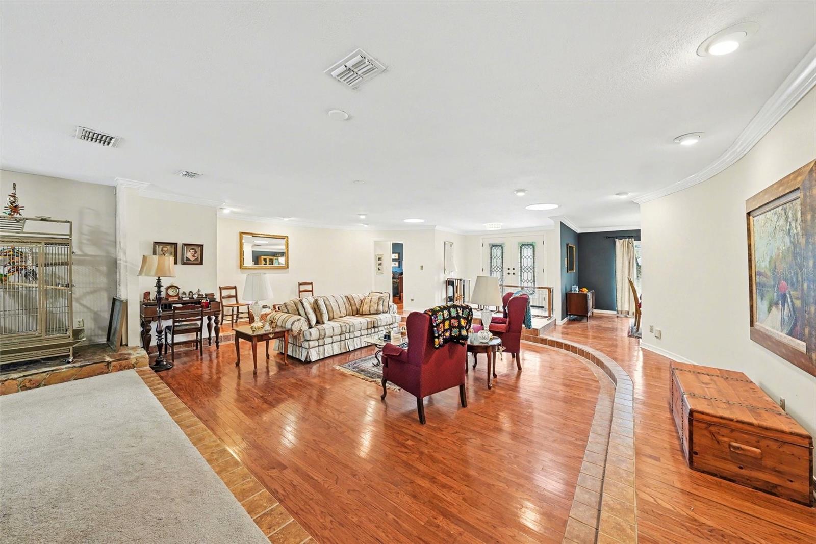 Listing photo id 1 for 1009 Morfield Lane