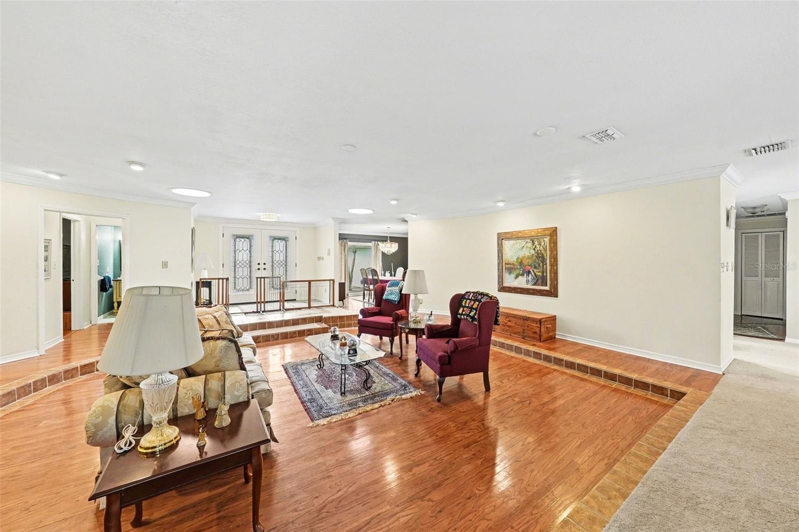 Listing photo id 5 for 1009 Morfield Lane