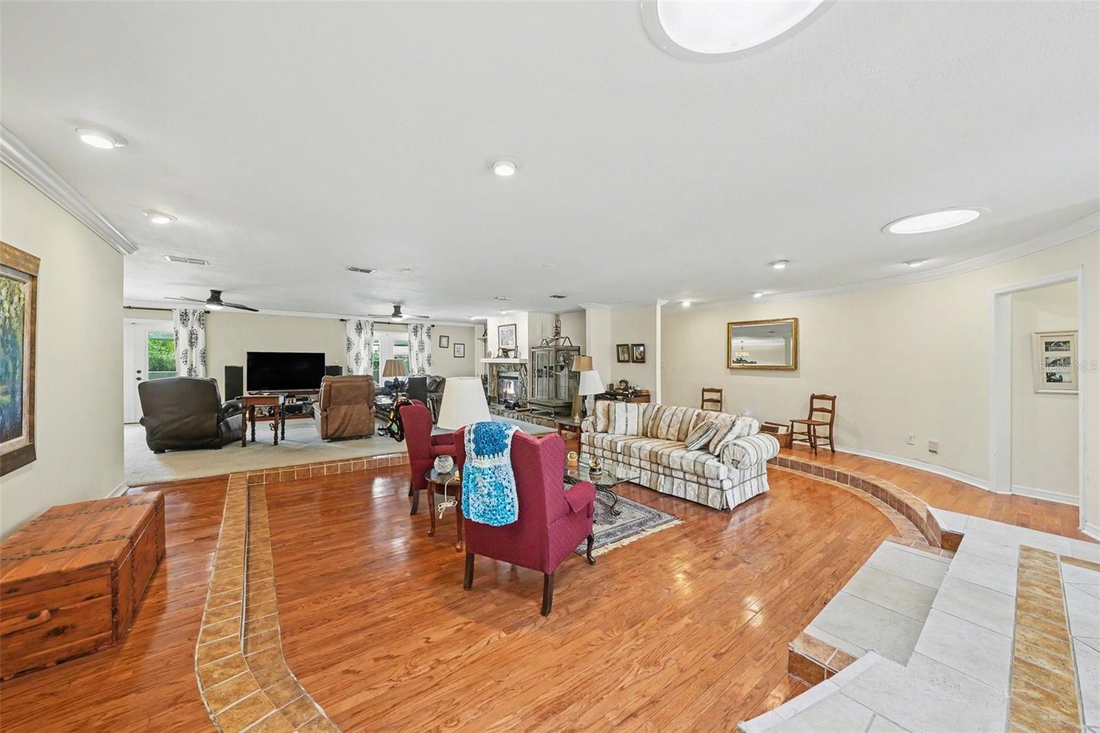 Listing photo id 6 for 1009 Morfield Lane