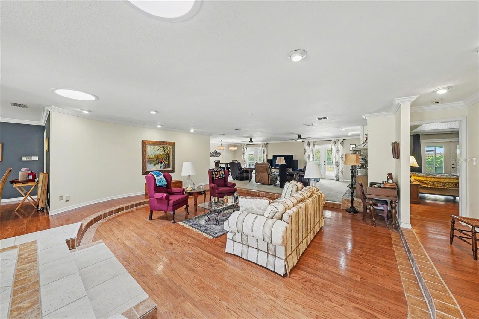 Listing photo id 7 for 1009 Morfield Lane