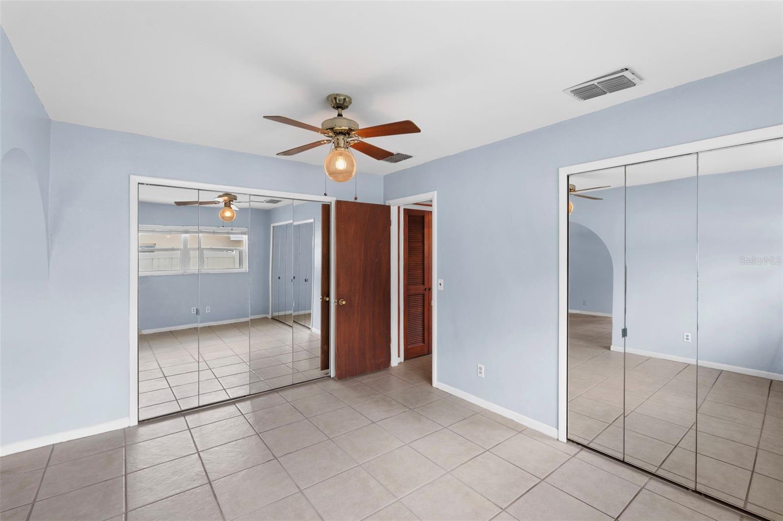 Listing photo id 12 for 1768 Harbor Circle E