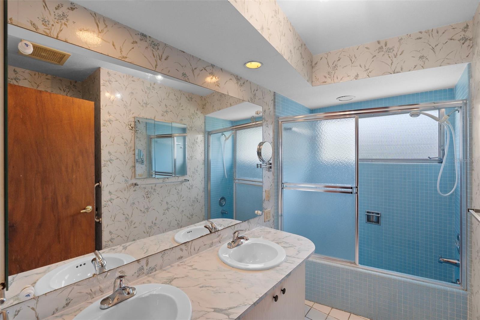 Listing photo id 21 for 1768 Harbor Circle E